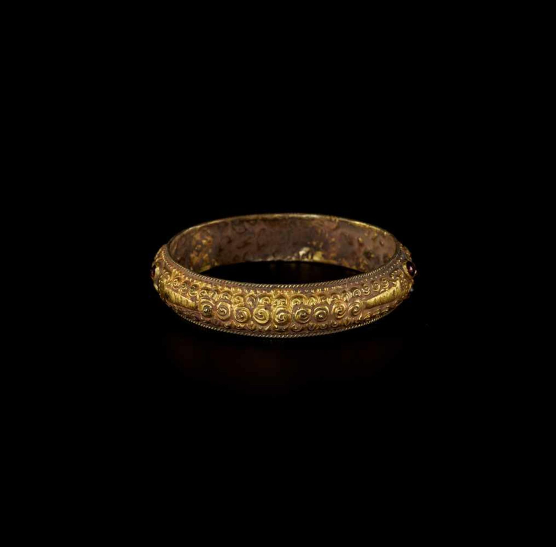 A CHAM REPOUSSÉ GOLD BRACELET WITH A GEMSTONE FLOWER AND ELEPHANTS Champa, classical period, - Bild 5 aus 7