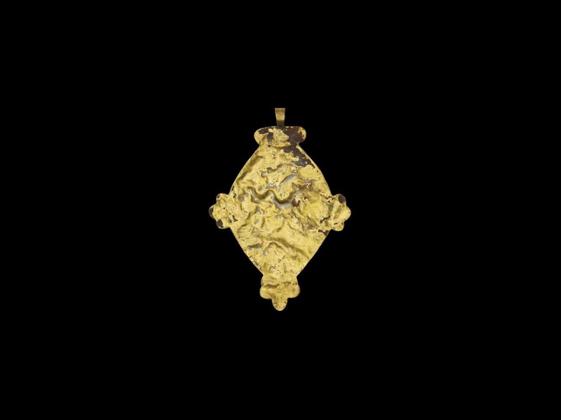 A CHAM GOLD REPOUSSÉ PENDANT DEPICTING SHIVA DANCING Central Cham kingdom, most probably Vijaya, Tra - Image 2 of 4