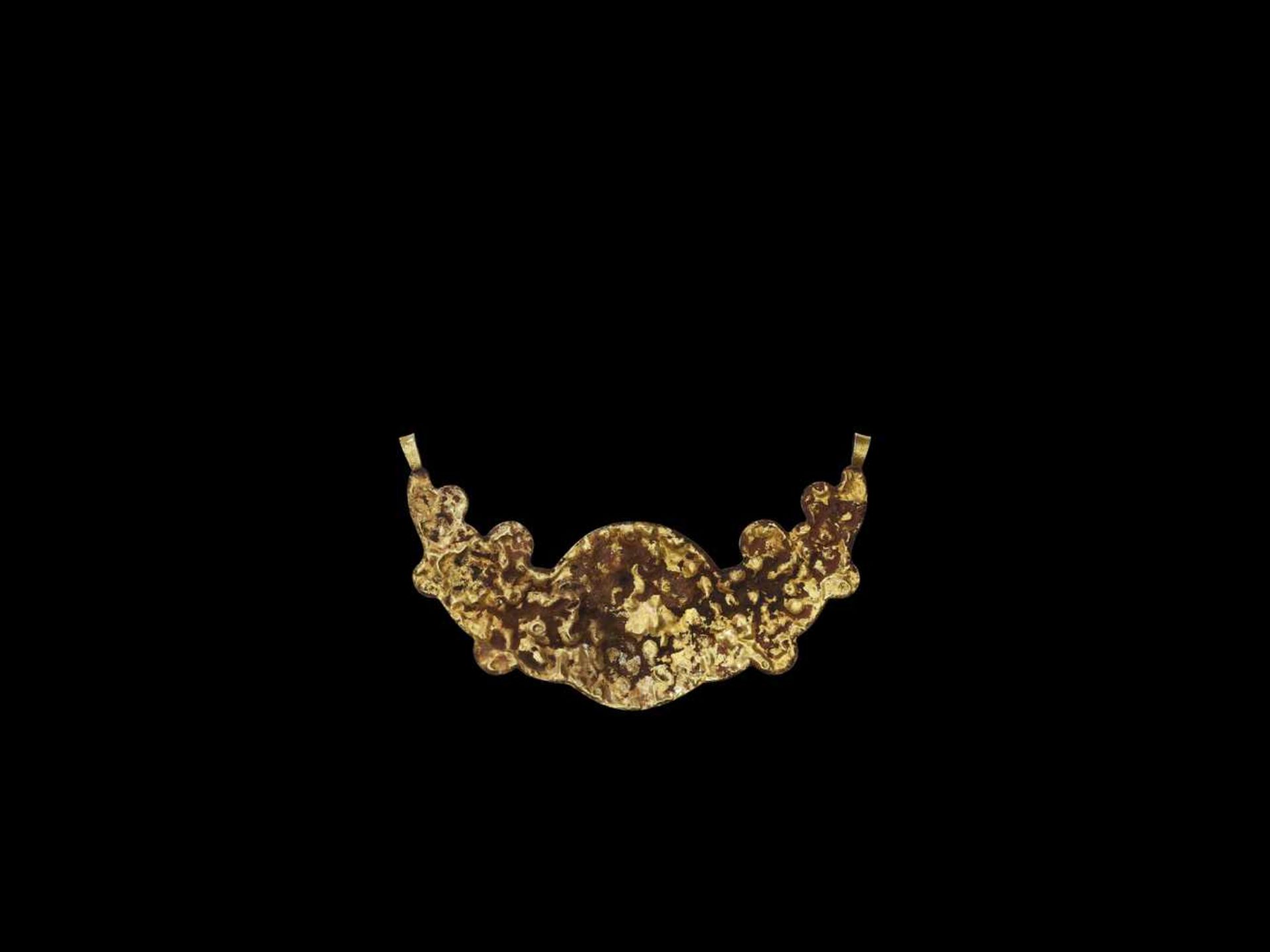 A CHAM REPOUSSÉ GOLD CRESCENT MOON PECTORAL DEPICTING KALA Central or southern Cham kingdom, - Image 3 of 5