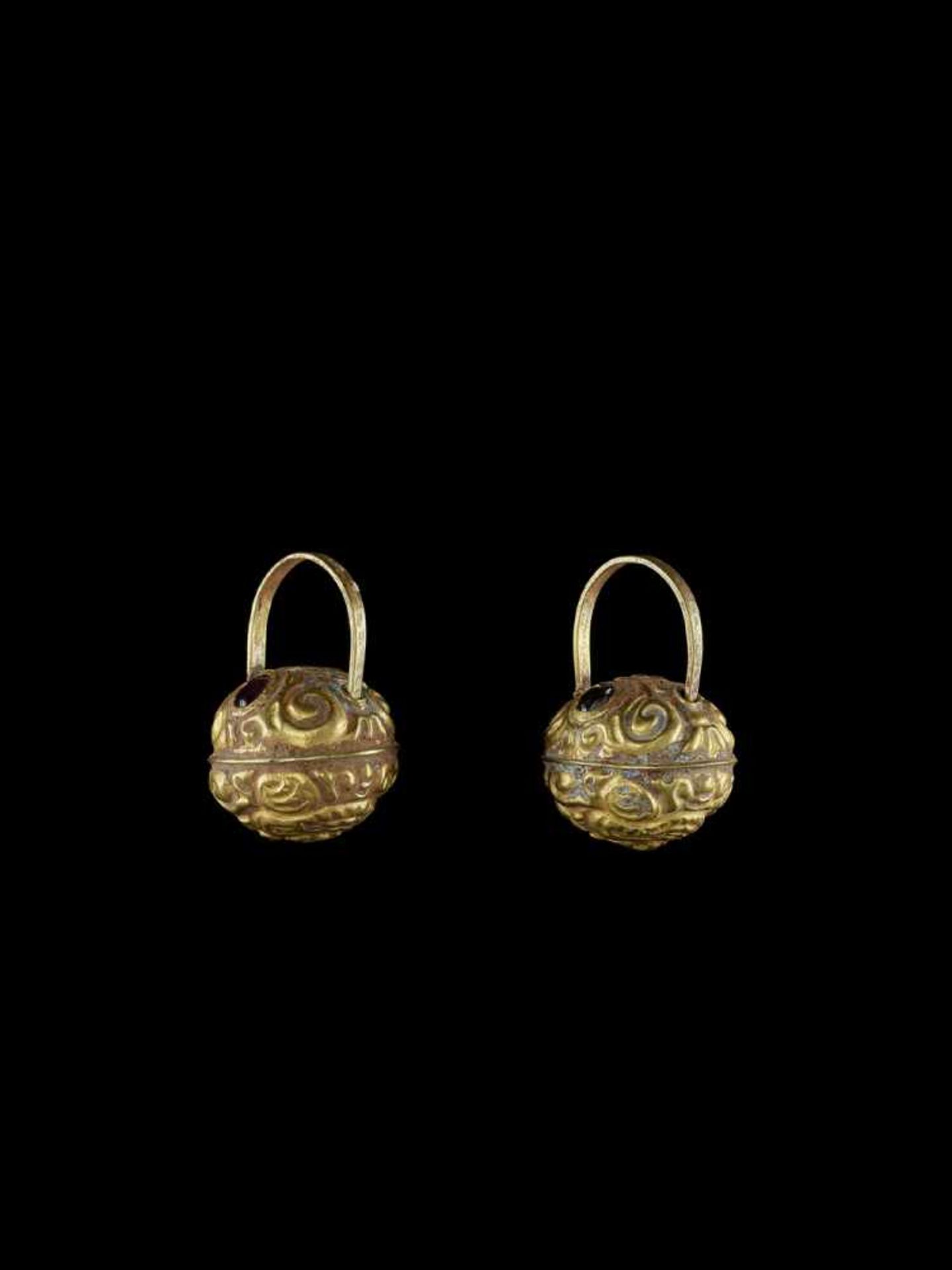A PAIR OF BELL-SHAPED CHAM REPOUSSÉ GOLD EAR ORNAMENTS Champa, classical period, 10th – 12th - Image 3 of 4