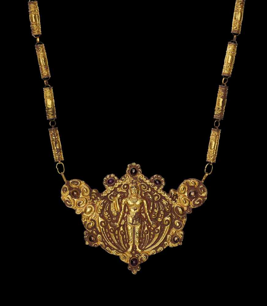 A CHAM REPOUSSÉ GOLD NECKLACE WITH A PECTORAL DEPICTING UMA Central Cham kingdom, classical - Image 2 of 5