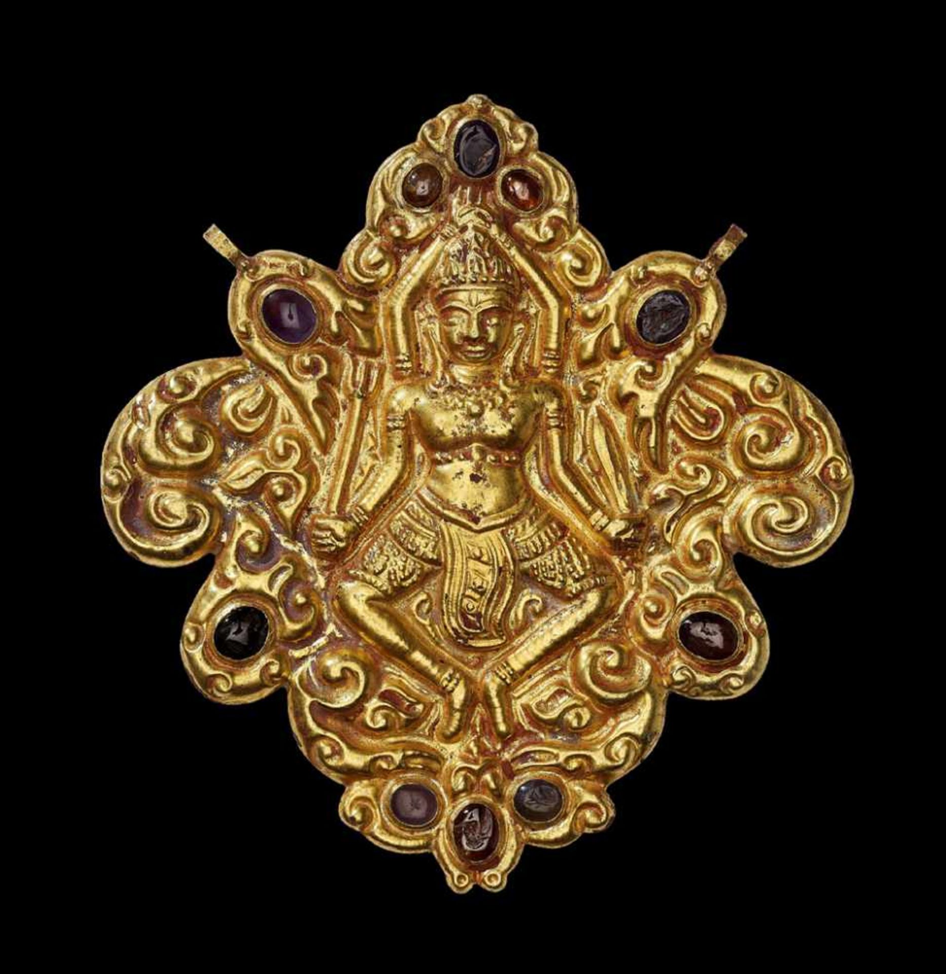 A CHAM REPOUSSÉ GOLD PECTORAL DEPICTING SHIVA DANCING Central Cham kingdom, most probably Vijaya, - Bild 3 aus 4