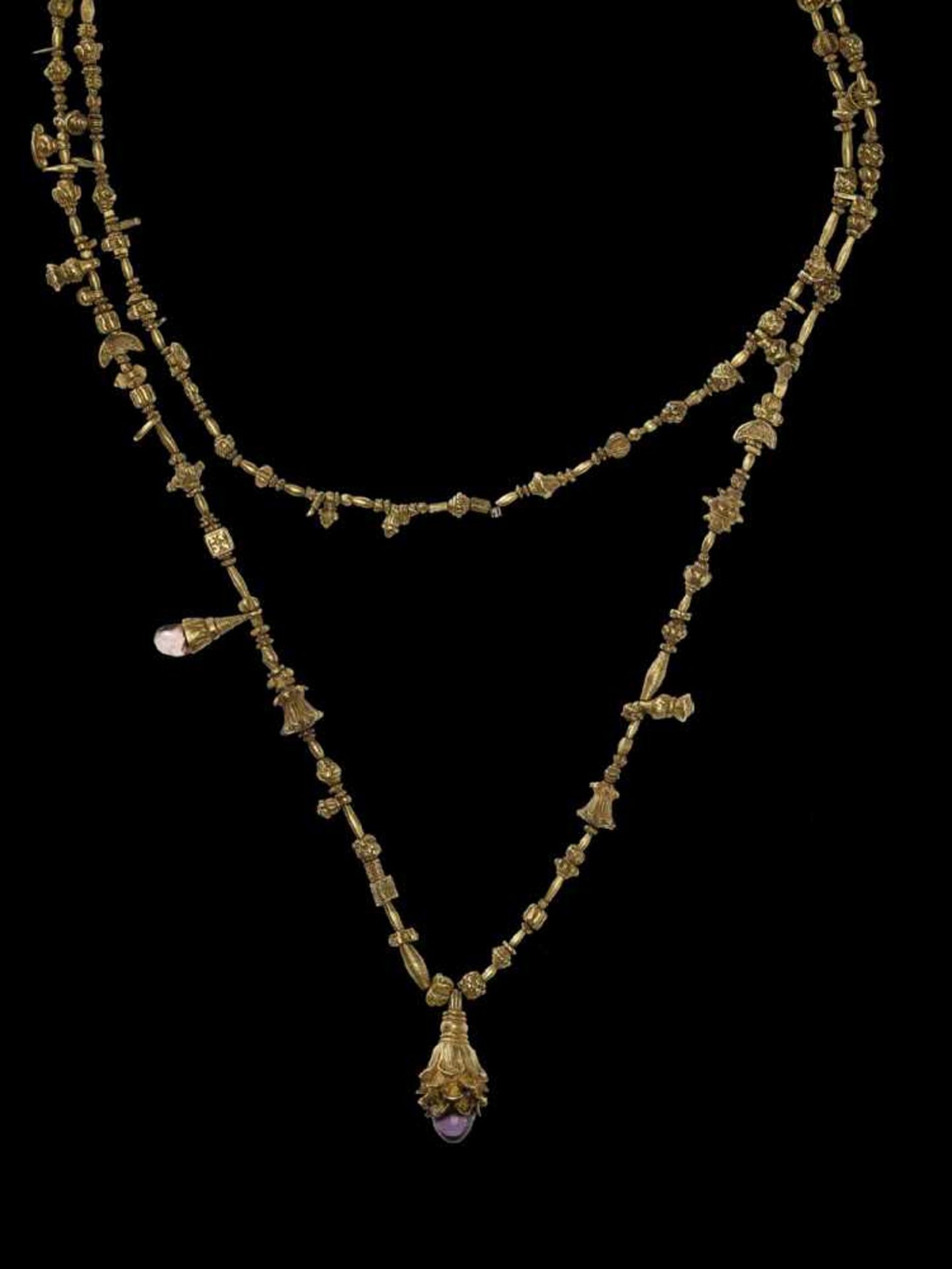 A SUPERB INDIAN GOLD NECKLACE WITH A LOTUS PENDANT AND AMETHYST India, 19th century. A superb - Bild 2 aus 6