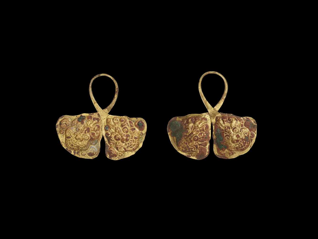 A PAIR OF CHAM REPOUSSÉ GOLD CROWN ORNAMENTS WITH GUARDIAN LIONS Champa, c. 8th – 9th century. The - Image 3 of 3