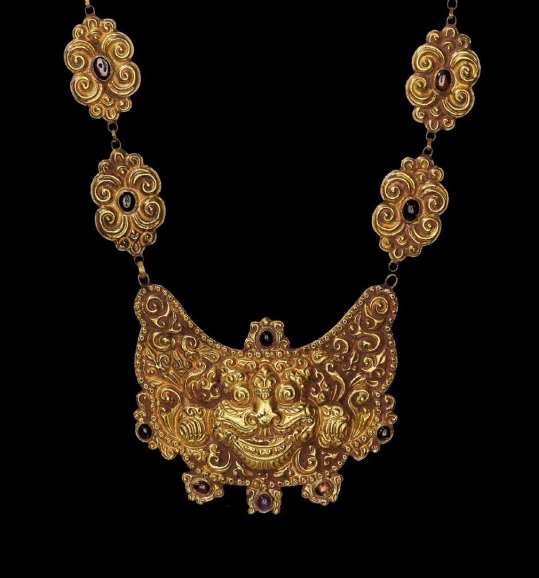 A CHAM REPOUSSÉ GOLD NECKLACE WITH A PECTORAL DEPICTING KALA Central Cham kingdom, most probably - Image 2 of 5