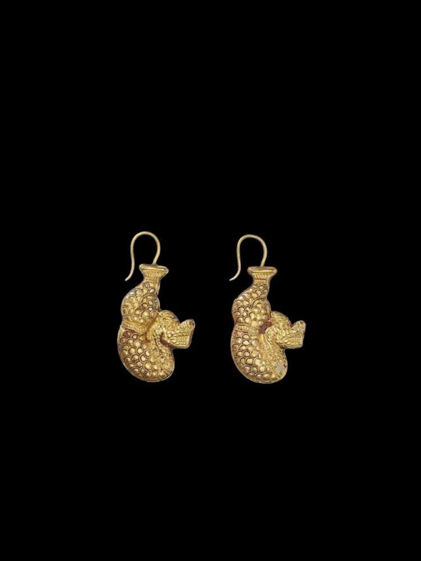 A PAIR OF CHAM REPOUSSÉ GOLD EAR ORNAMENTS IN THE FORM OF MAKARA Champa, Thap Mam Style, 12th – 14th - Image 4 of 6