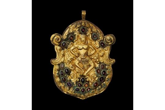 A CHAM REPOUSSÉ GOLD PECTORAL DEPICTING A DANCING HINDU GODDESS Central Cham kingdom, probably of - Image 4 of 5