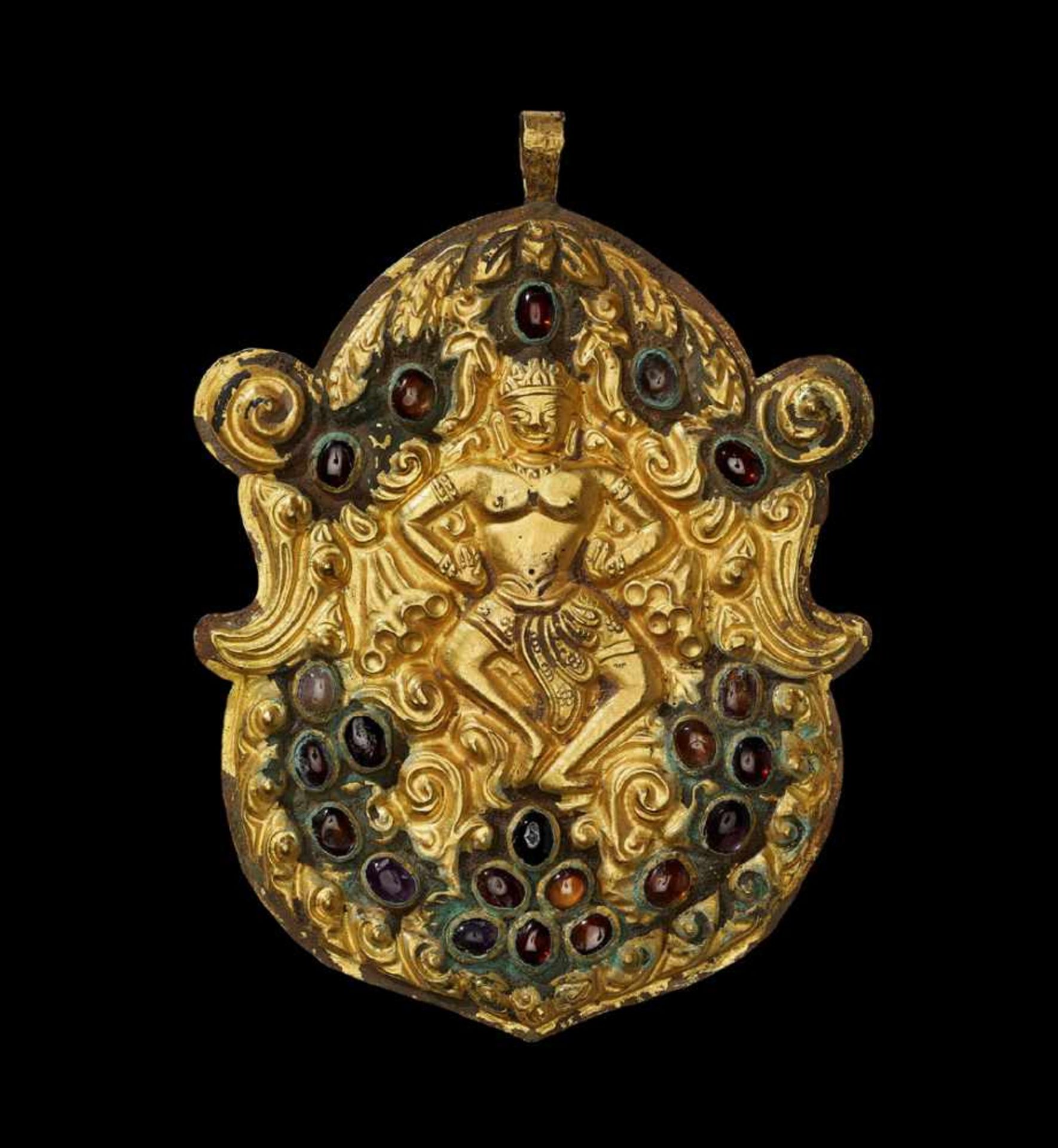 A CHAM REPOUSSÉ GOLD PECTORAL DEPICTING A DANCING HINDU GODDESS Central Cham kingdom, probably of - Image 4 of 5