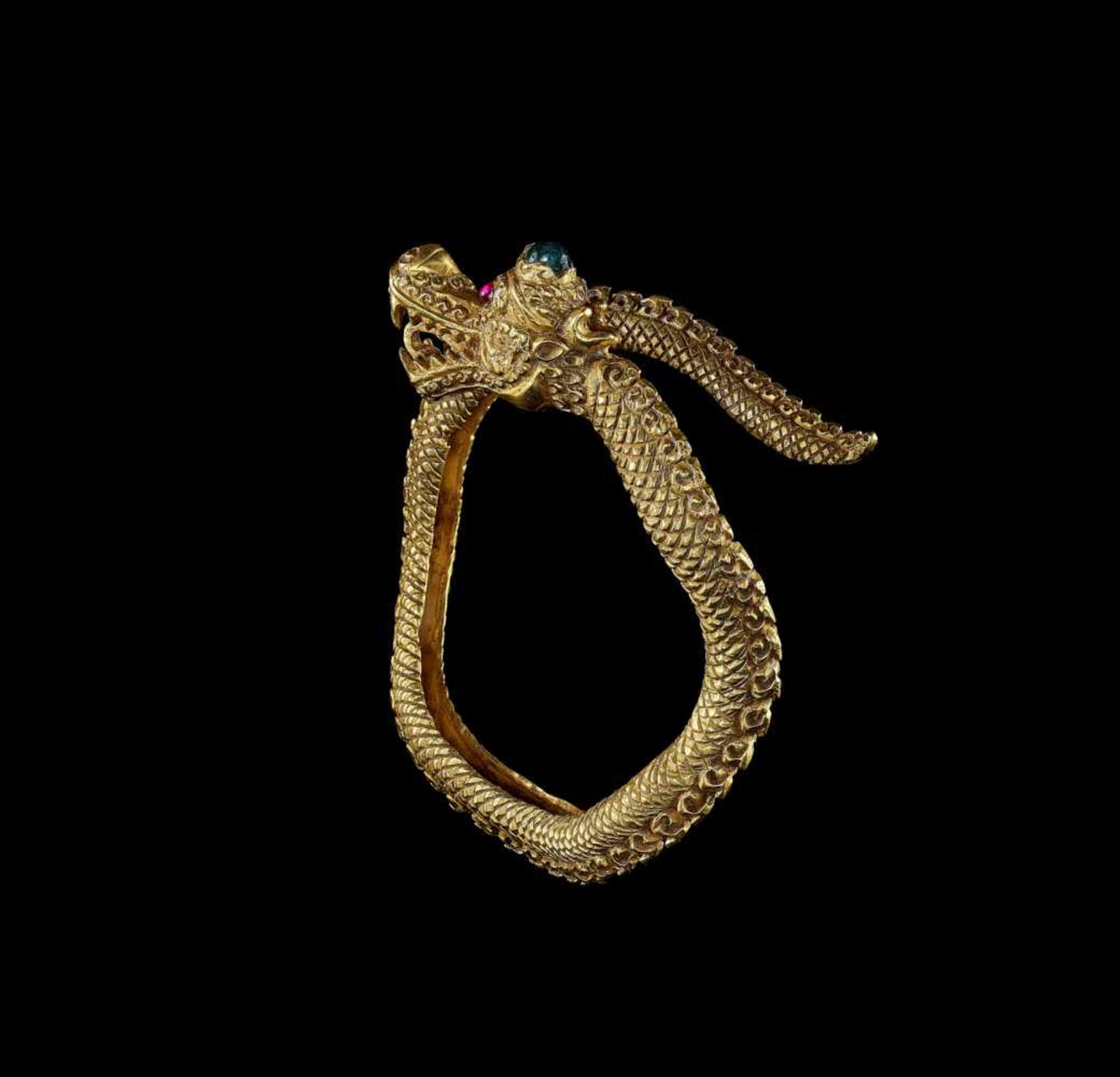 A GOLD DRAGON BANGLE WITH RUBY EYES AND A GREEN GEMSTONE Malaysia, c. 18th – 19th century. An - Bild 5 aus 6