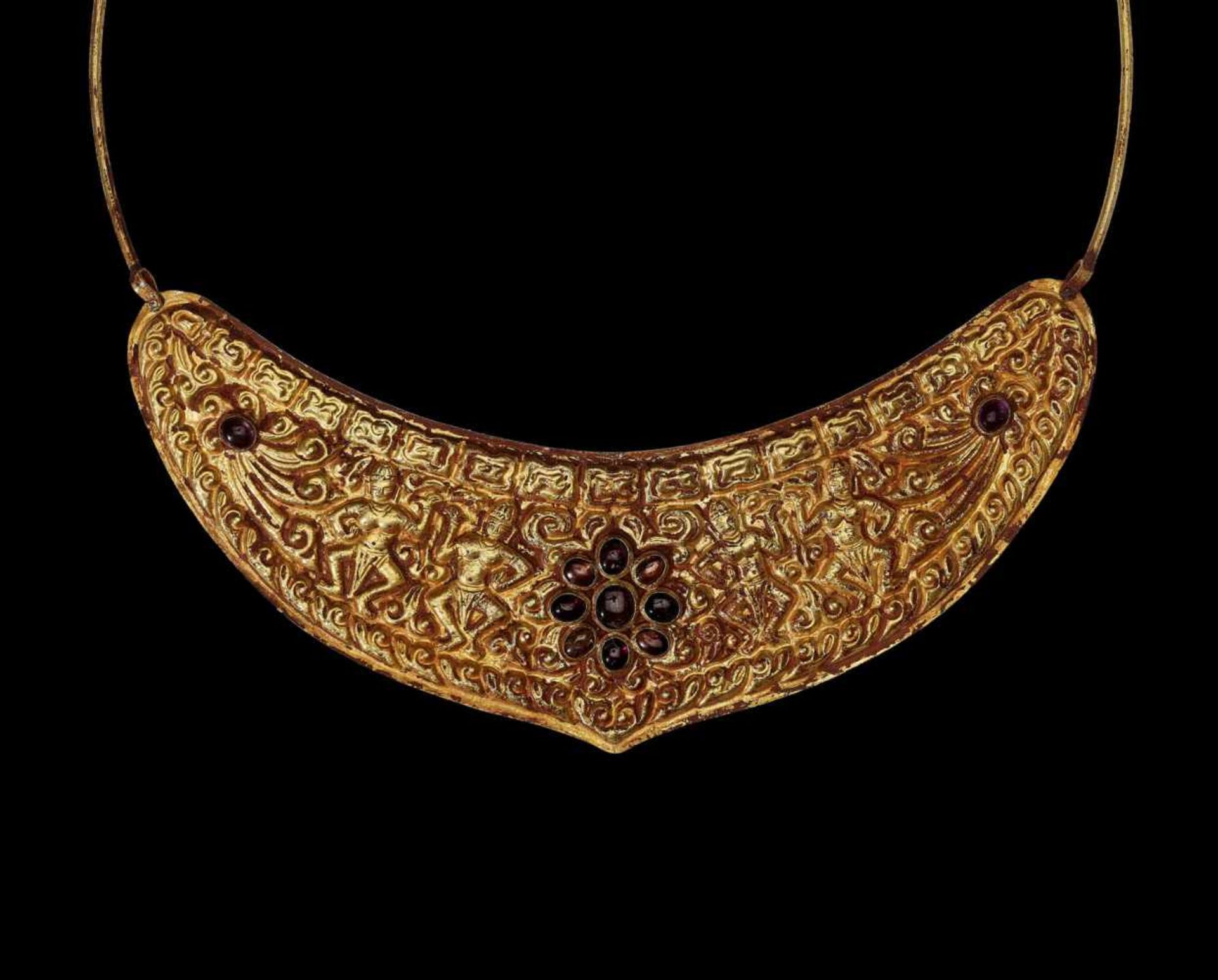 A CHAM GOLD NECKLACE WITH A CRESCENT MOON PECTORAL Central or southern Cham kingdom, period of Khmer - Image 4 of 5