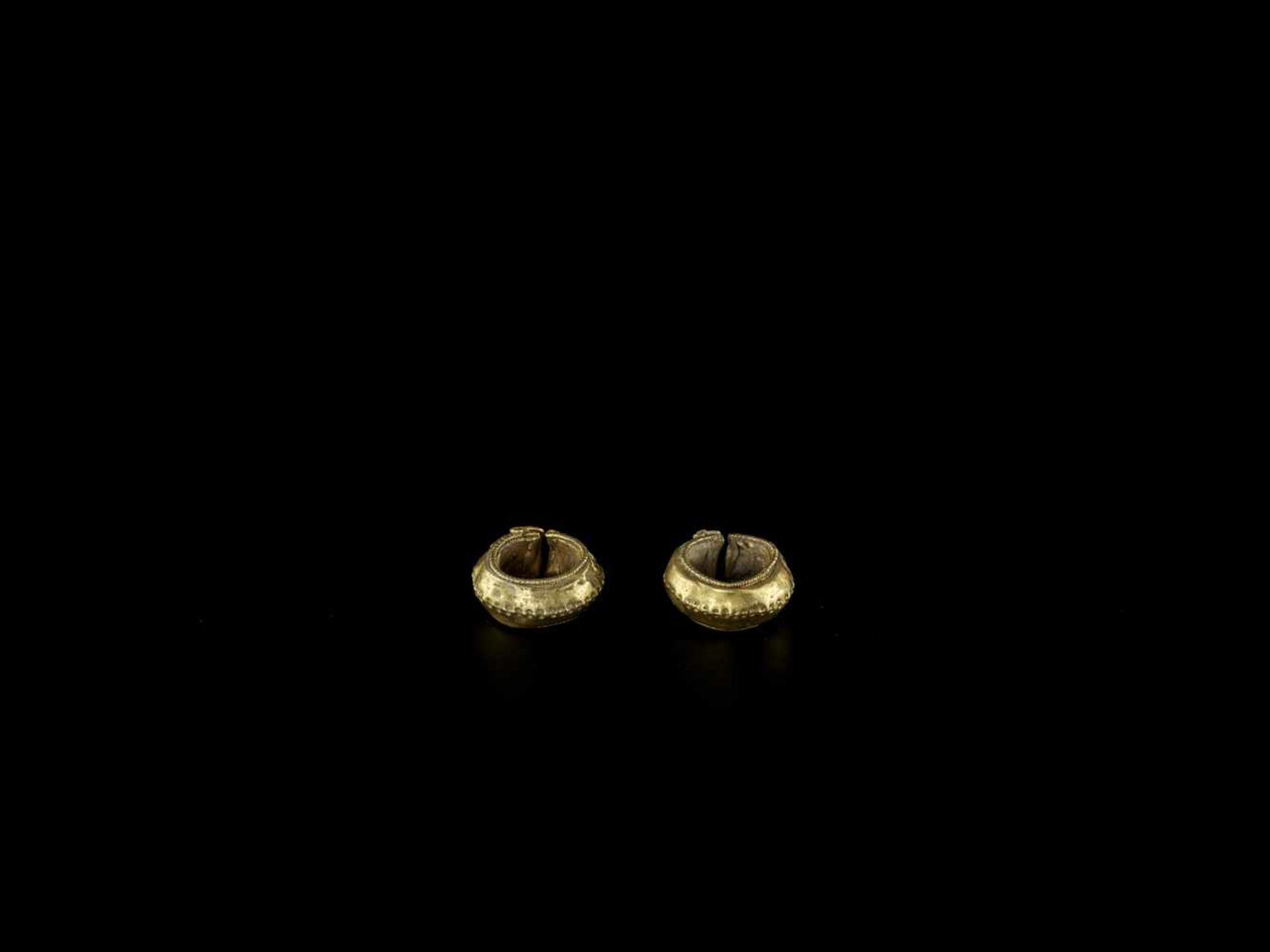 A PAIR OF CHAM REPOUSSÉ GOLD EARRINGS WITH SNAKE HEADS Champa, 12th – 14th century. The earrings - Image 3 of 5