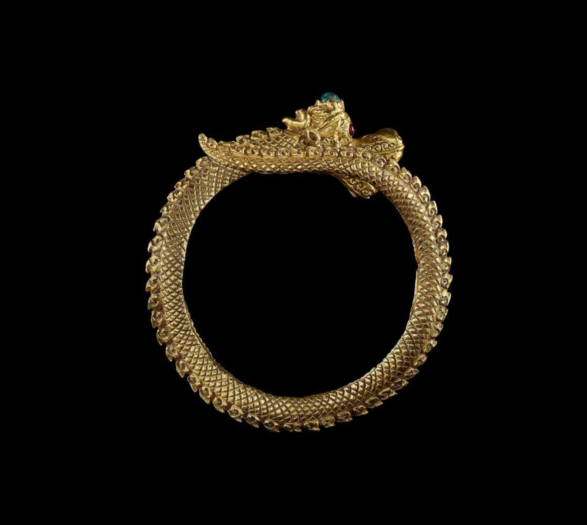 A GOLD DRAGON BANGLE WITH RUBY EYES AND A GREEN GEMSTONE Malaysia, c. 18th – 19th century. An - Image 3 of 6