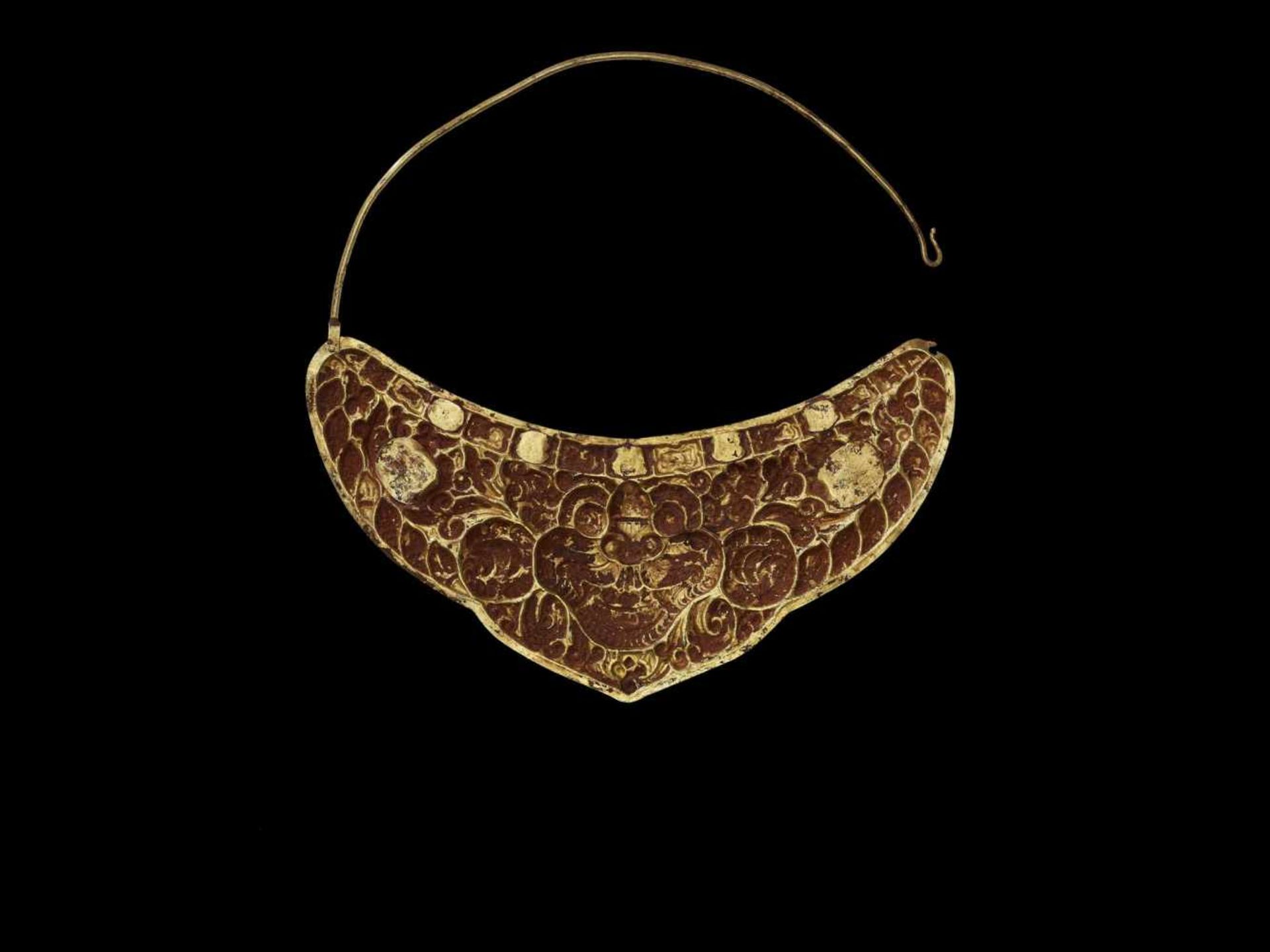 A CHAM GOLD NECKLACE WITH A CRESCENT MOON PECTORAL DEPICTING KALA Central Cham kingdom, classical - Image 3 of 4