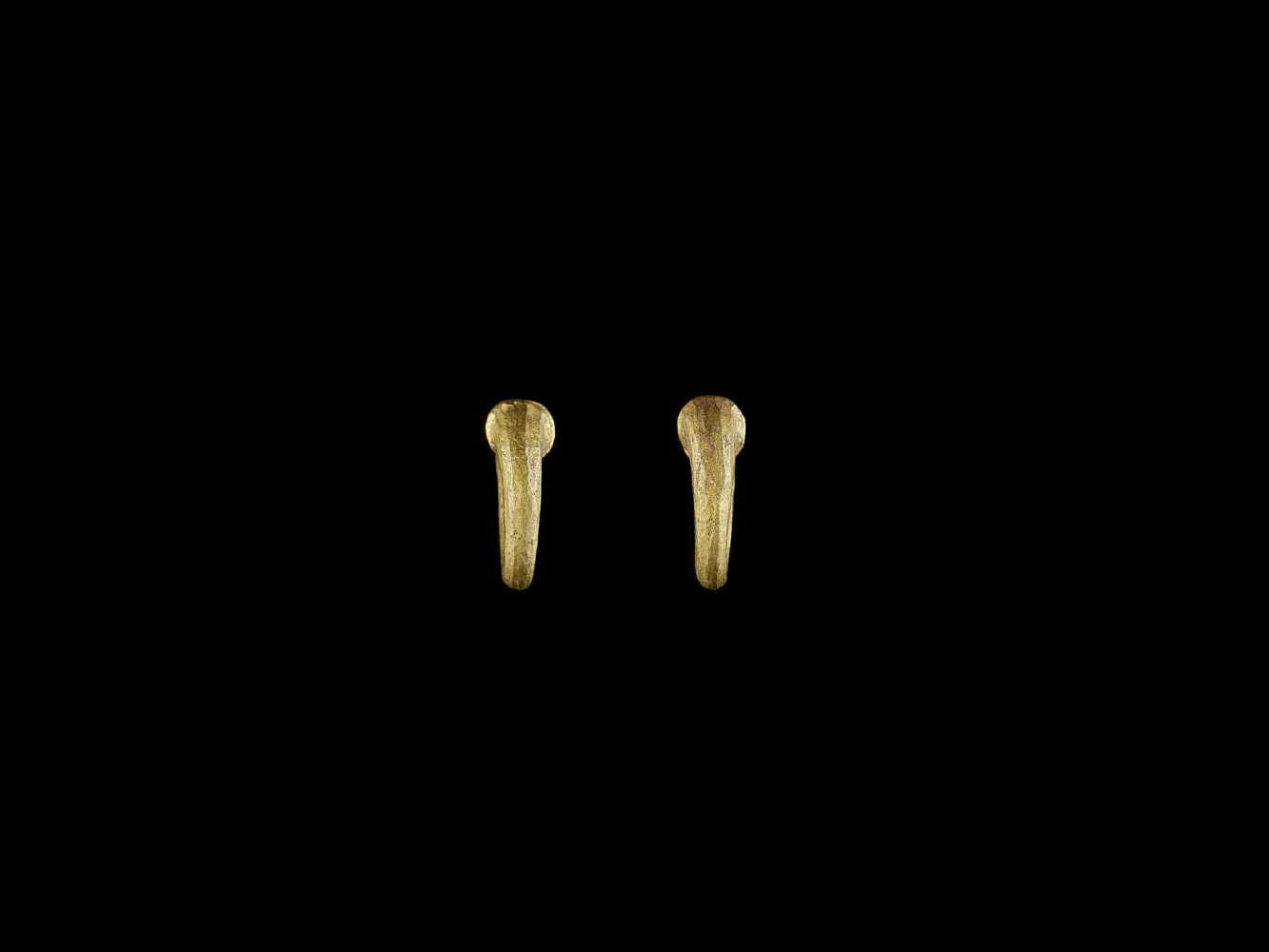 A PAIR OF GOLD EAR ORNAMENTS, ÓC EO CULTURE Óc Eo Culture, Mekong Delta, 3rd – 7th century. The - Image 2 of 3