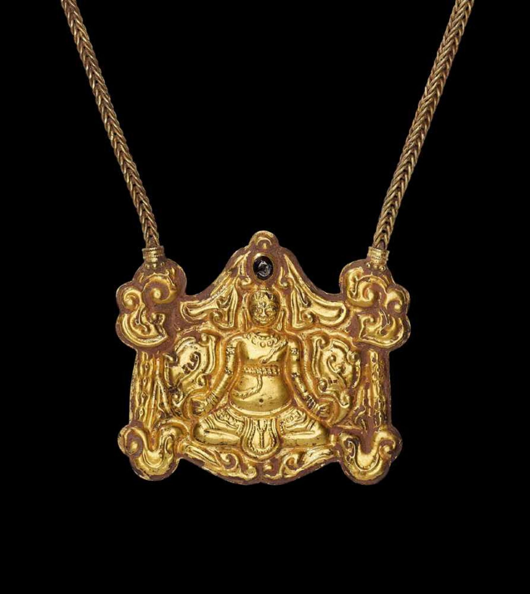 A CHAM REPOUSSÉ GOLD NECKLACE WITH A PECTORAL DEPICTING A SEATED HINDU DEITY Central Cham kingdom, - Image 2 of 5