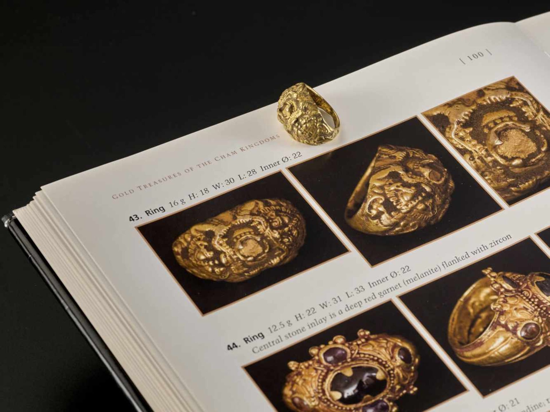 A MASSIVE GOLD RING DEPICTING KALA South Vietnam, 20th century. The top of the ring shows two - Bild 2 aus 5