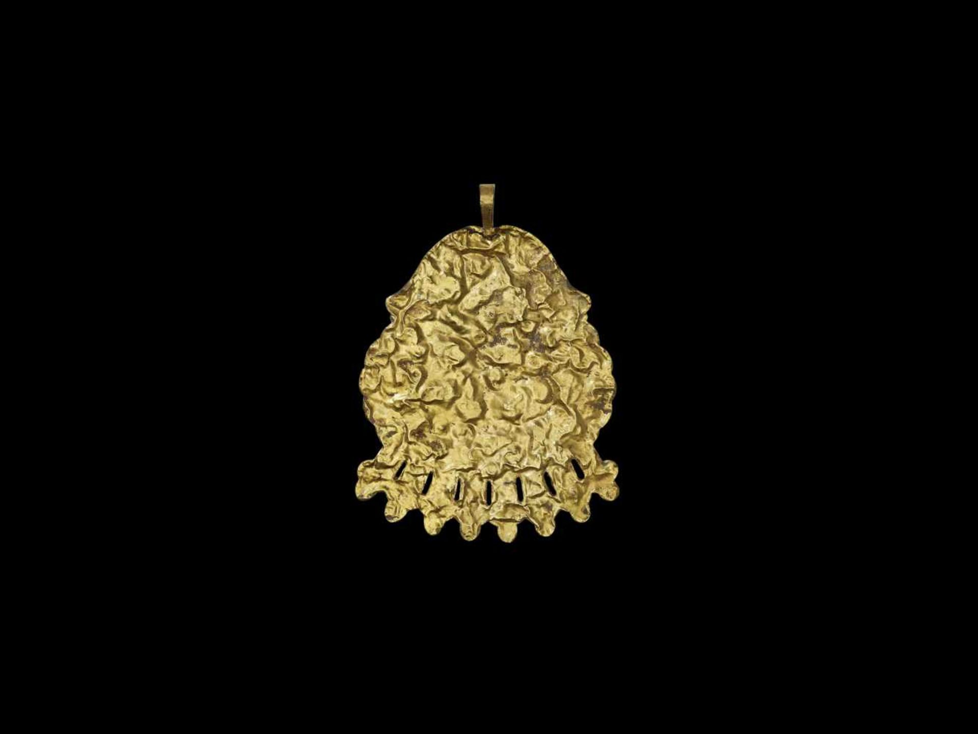 AN IMPRESSIVE CHAM GOLD PENDANT DEPICTING A DANCING FIGURE Central or southern Cham kingdom, Tra - Image 3 of 5