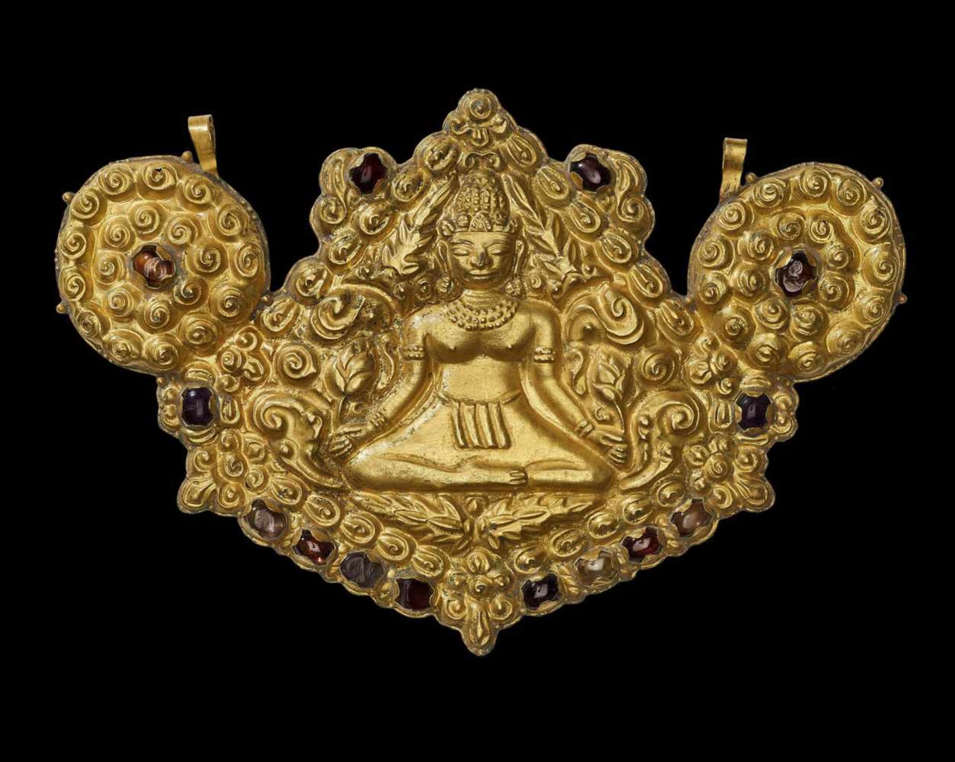 A CHAM REPOUSSÉ GOLD PECTORAL OF UMA WITH LOTUS BUDS Central Cham kingdom, classical period, - Bild 4 aus 5