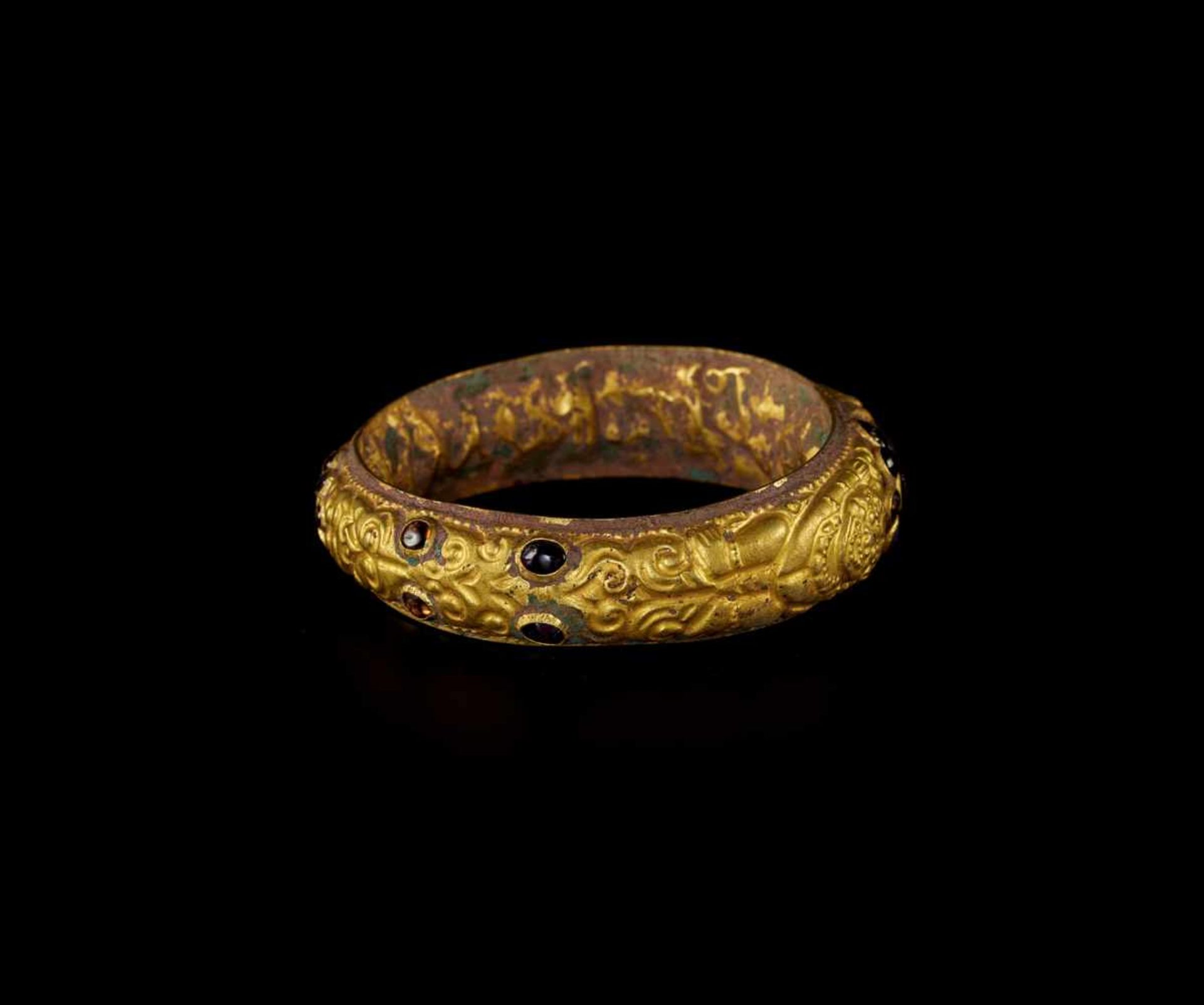 A CHAM REPOUSSÉ GOLD BRACELET WITH A GEMSTONE FLOWER AND GUARDIAN LIONS Champa, classical period, - Image 3 of 4