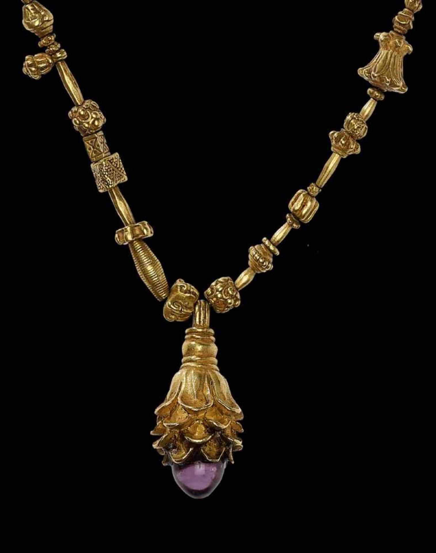 A SUPERB INDIAN GOLD NECKLACE WITH A LOTUS PENDANT AND AMETHYST India, 19th century. A superb - Bild 5 aus 6