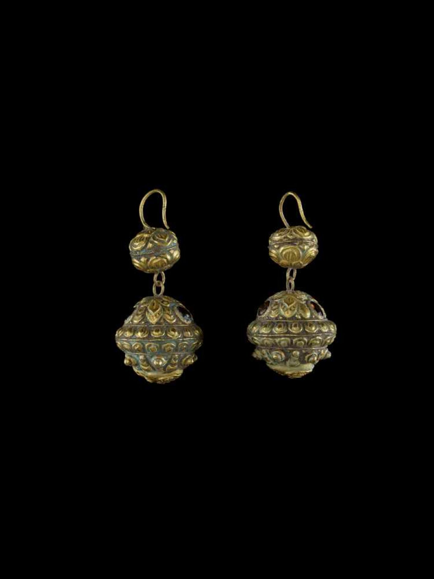 A PAIR OF BALL-SHAPED CHAM REPOUSSÉ GOLD EAR ORNAMENTS WITH LION HEADS Champa, classical period, - Image 3 of 4