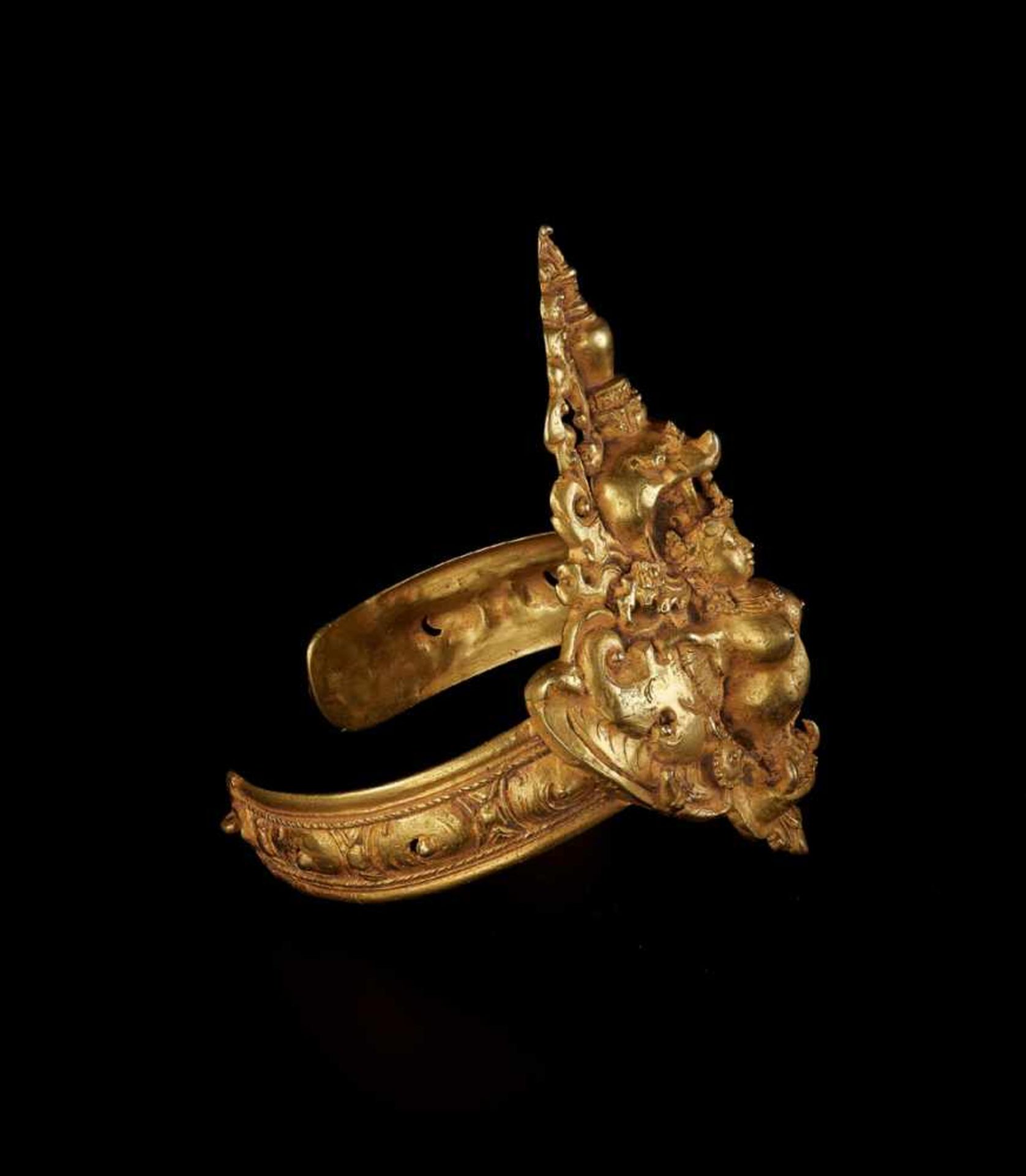 AN IMPRESSIVE SIAMESE GOLD ARMLET FOR A ROYAL DANCER DEPICTING A KINNARI Kingdom of Siam, 18th – - Image 4 of 5