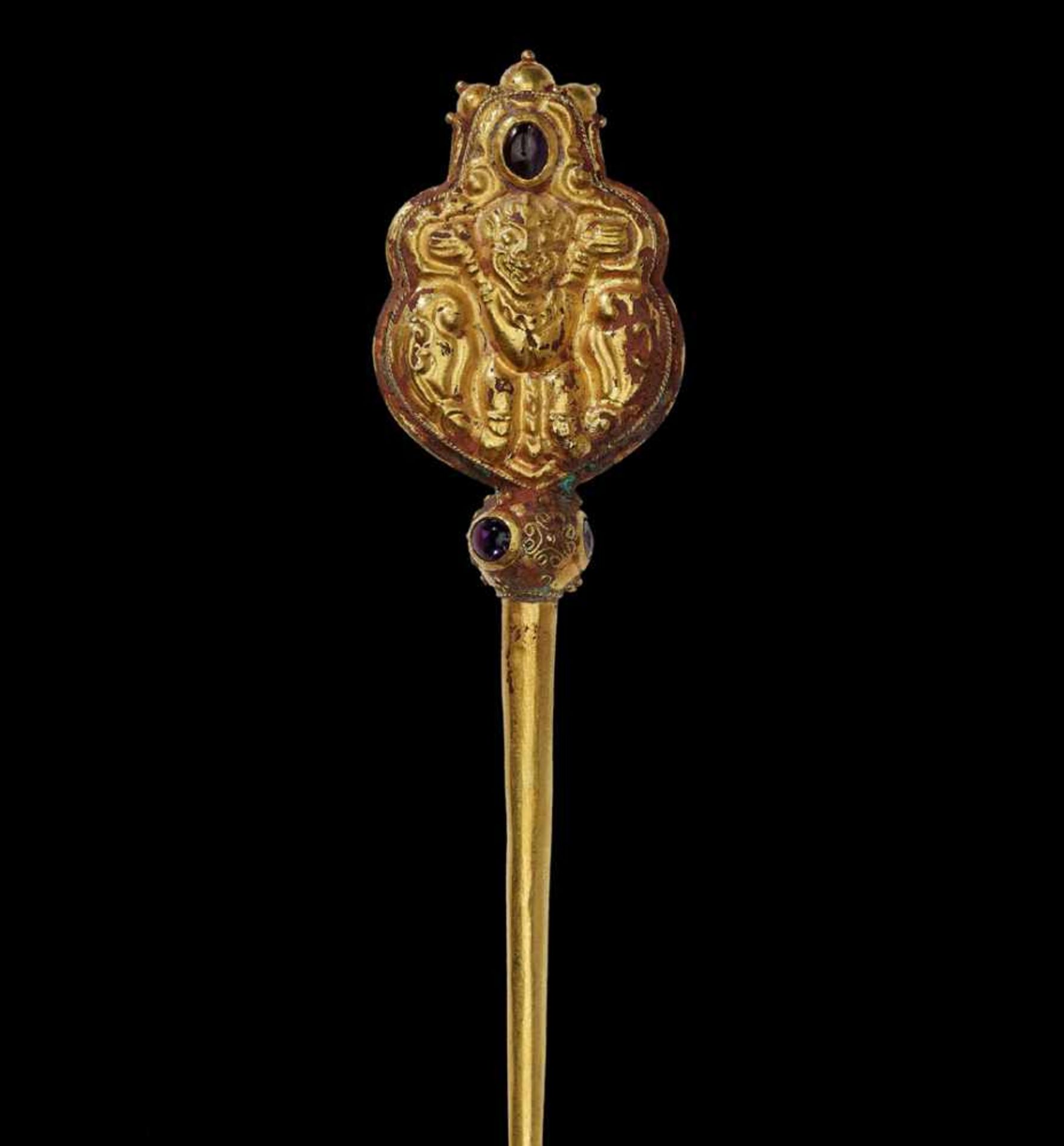 A RARE CHAM REPOUSSÉ GOLD HAIRPIN WITH DANCING KALA Central Cham kingdom, most probably Vijaya, - Bild 3 aus 4