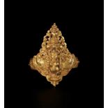 AN IMPRESSIVE SIAMESE GOLD ARMLET FOR A ROYAL DANCER DEPICTING A KINNARI Kingdom of Siam, 18th –