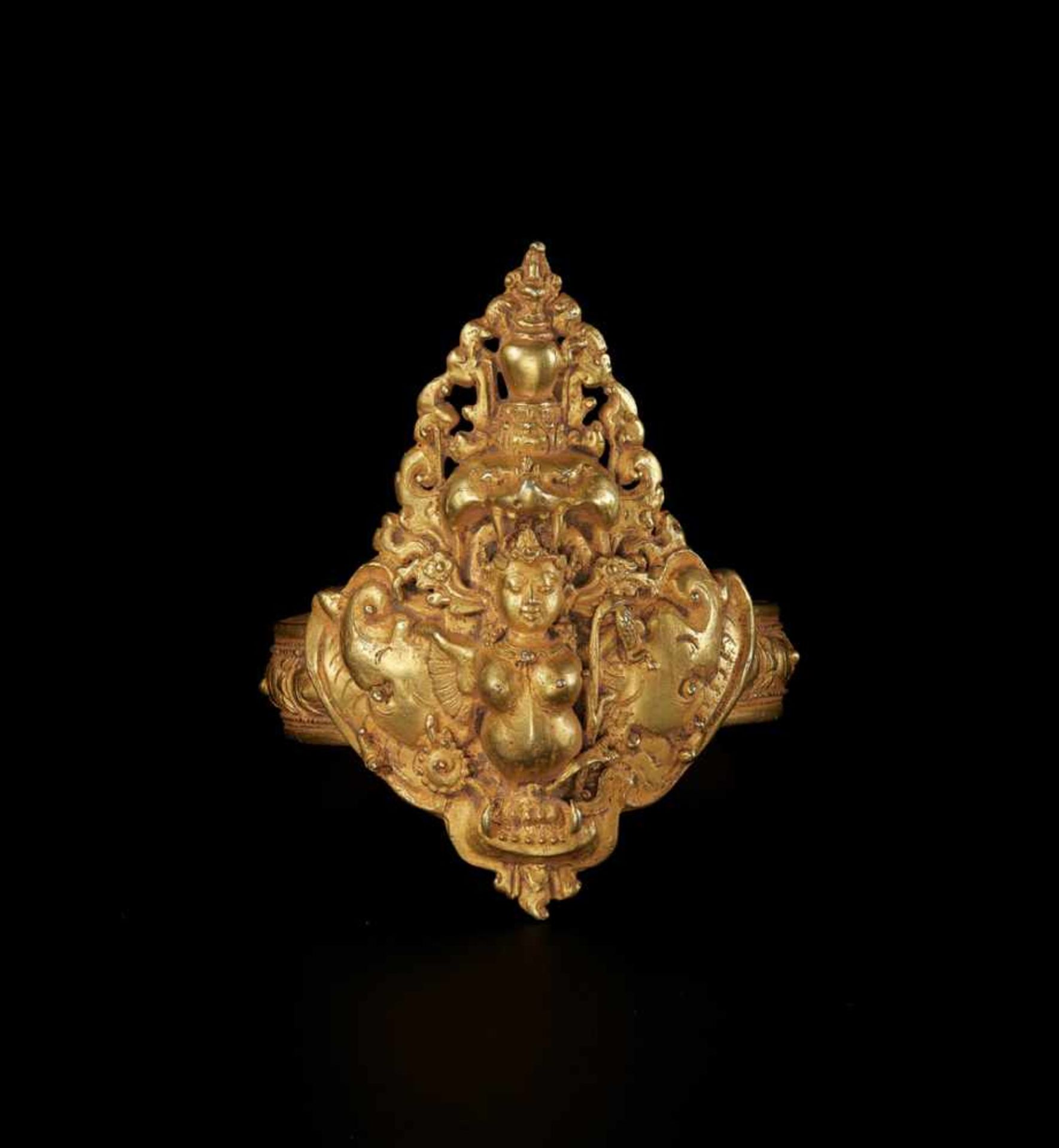 AN IMPRESSIVE SIAMESE GOLD ARMLET FOR A ROYAL DANCER DEPICTING A KINNARI Kingdom of Siam, 18th –