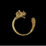 AN IMPRESSIVE MANDALAY GOLD BANGLE WITH A DRAGON AND A LOTUS FLOWER Myanmar, 20th century. The lower