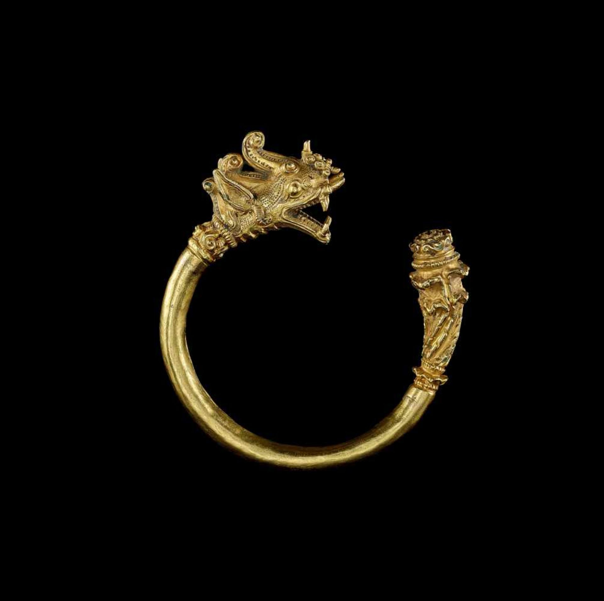 AN IMPRESSIVE MANDALAY GOLD BANGLE WITH A DRAGON AND A LOTUS FLOWER Myanmar, 20th century. The lower