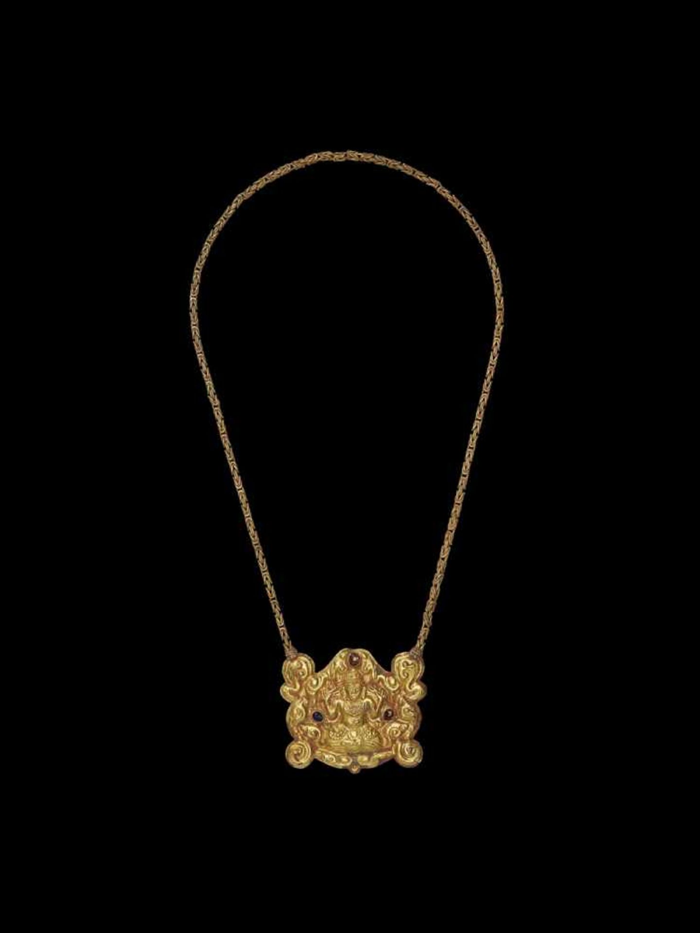 A CHAM GOLD NECKLACE WITH A FINE REPOUSSÉ GOLD PECTORAL DEPICTING SHIVA Central Cham kingdom, most