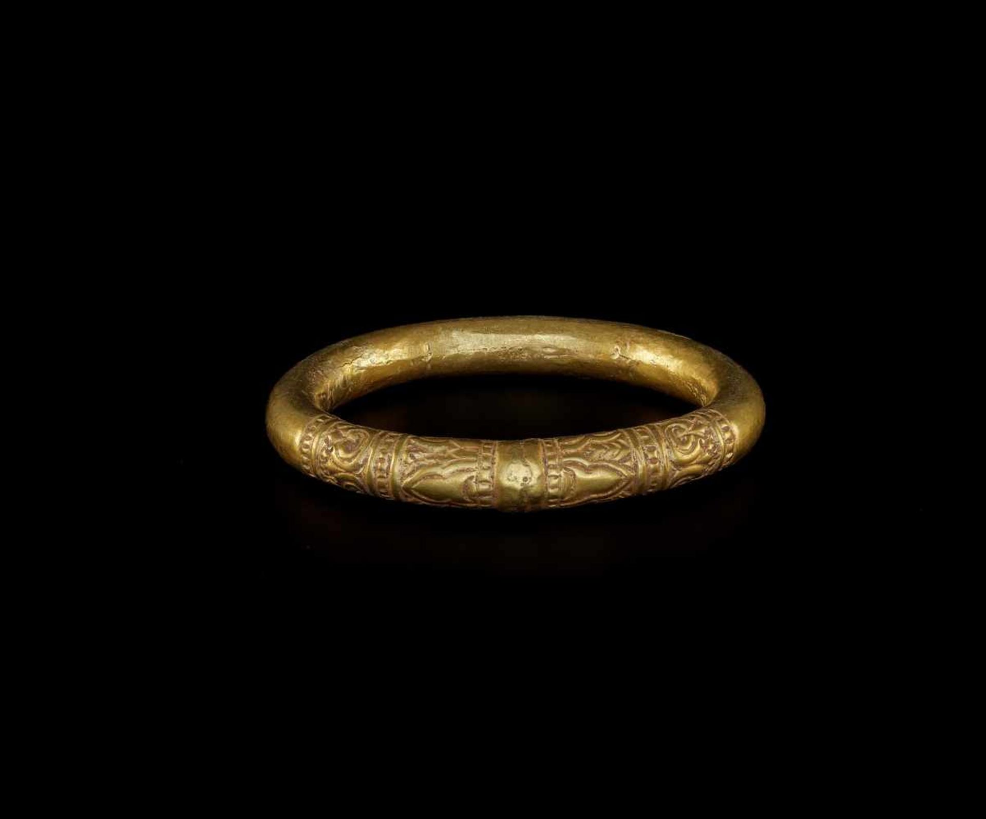 A HOLLOW KHMER REPOUSSÉ GOLD BANGLE Khmer Empire, pre-Angkor, 8th – 10th century. The hollow gold