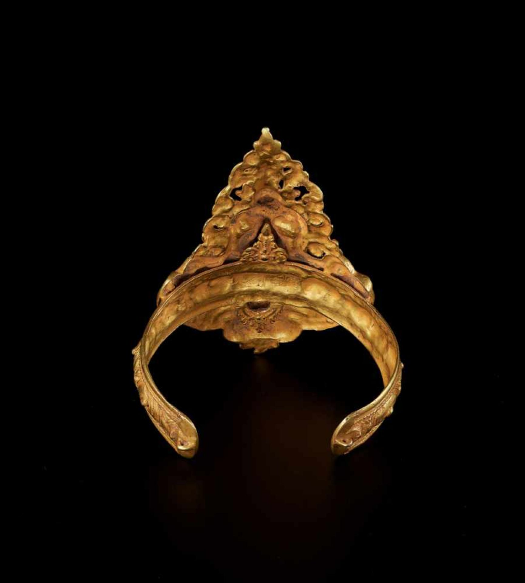 AN IMPRESSIVE SIAMESE GOLD ARMLET FOR A ROYAL DANCER DEPICTING A KINNARI Kingdom of Siam, 18th – - Image 3 of 5