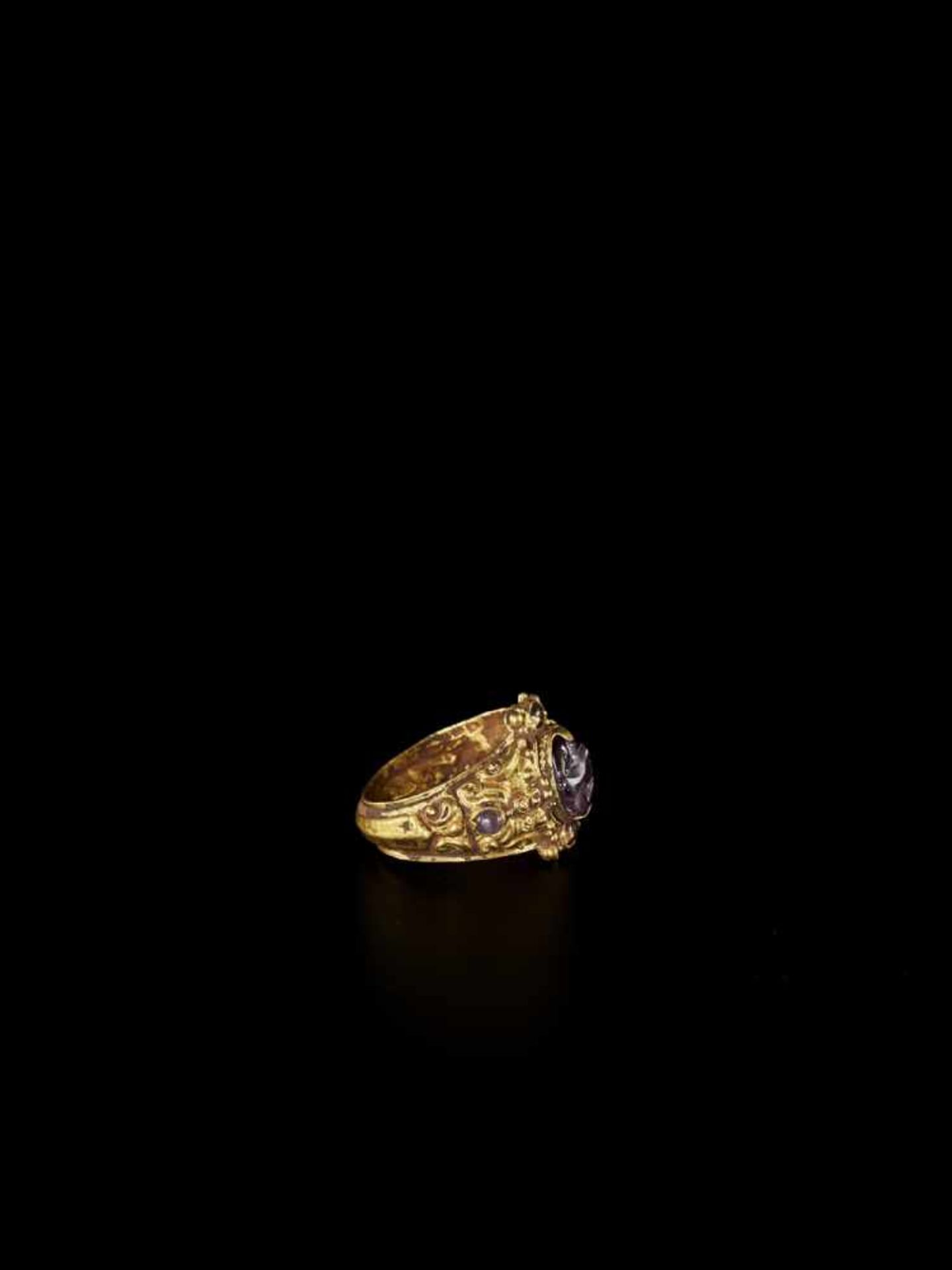 A CHAM REPOUSSÉ GOLD RING WITH AMETHYSTS Champa, c. 10th – 12th century. The richly decorated ring - Bild 4 aus 5
