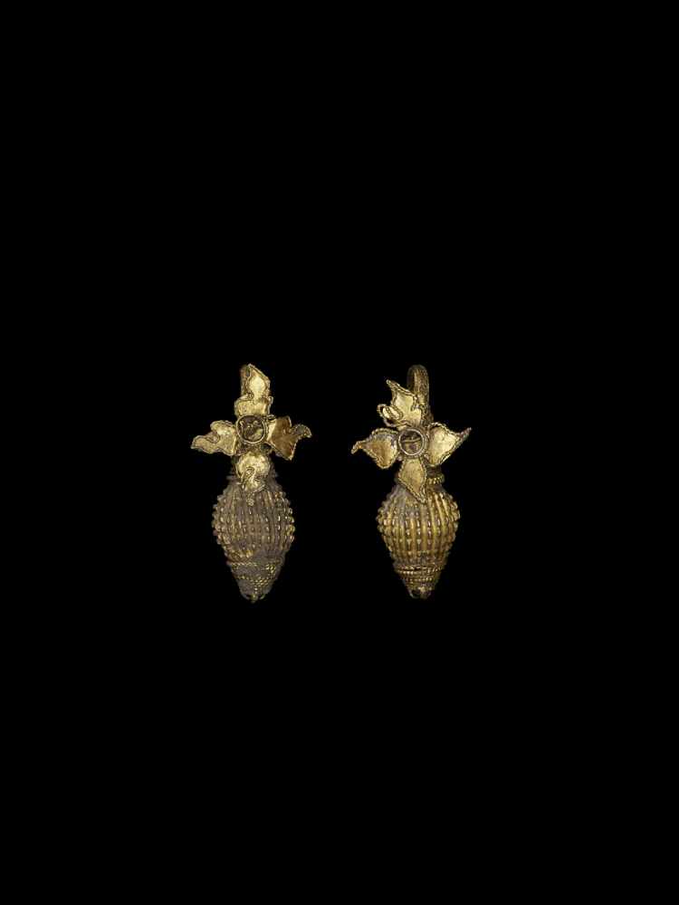 A PAIR OF INDIAN GOLD EAR ORNAMENTS WITH CONCH AND FLOWER South India, 18th – 19th century. A pair