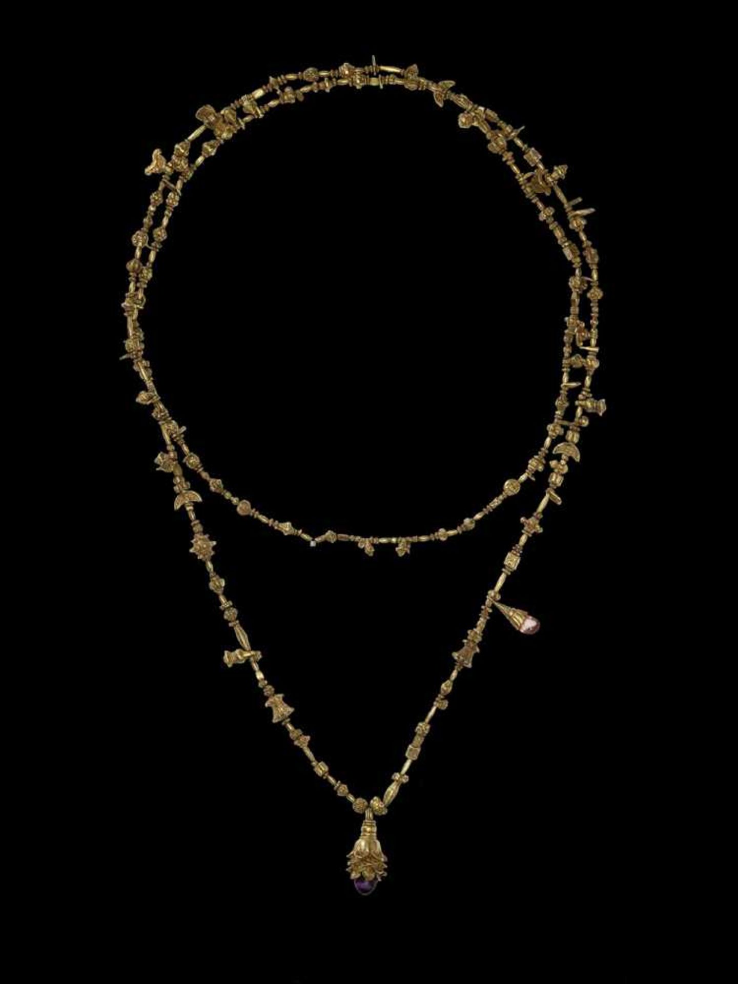 A SUPERB INDIAN GOLD NECKLACE WITH A LOTUS PENDANT AND AMETHYST India, 19th century. A superb - Bild 4 aus 6