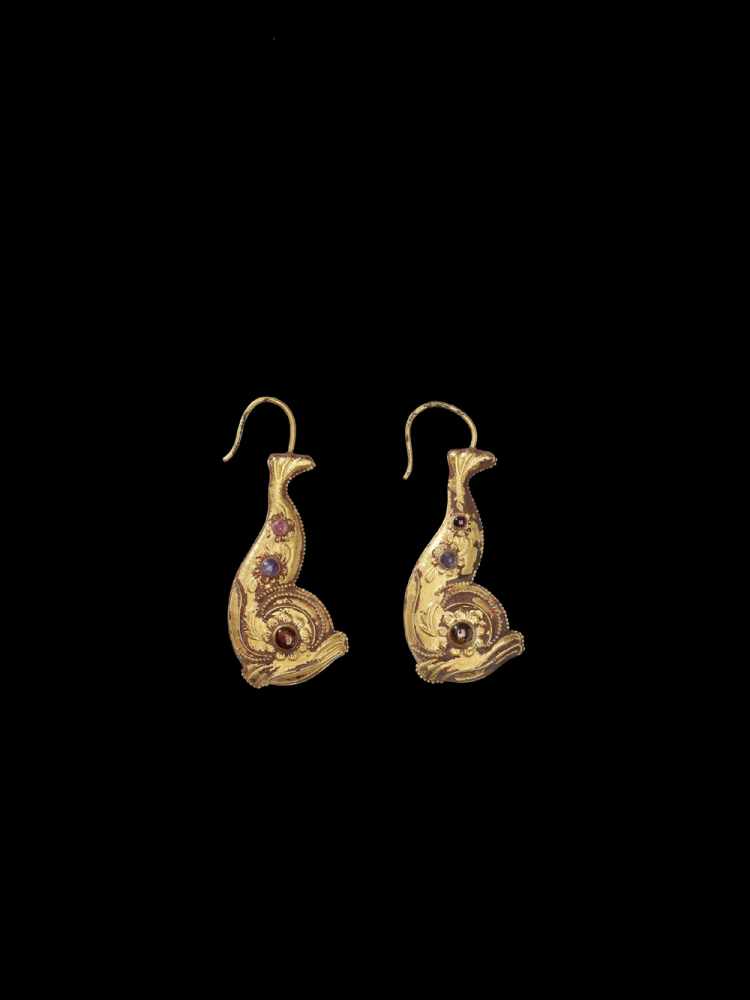 A PAIR OF CHAM REPOUSSÉ GOLD EAR ORNAMENTS Champa, c. 10th century. The earrings crafted in the form