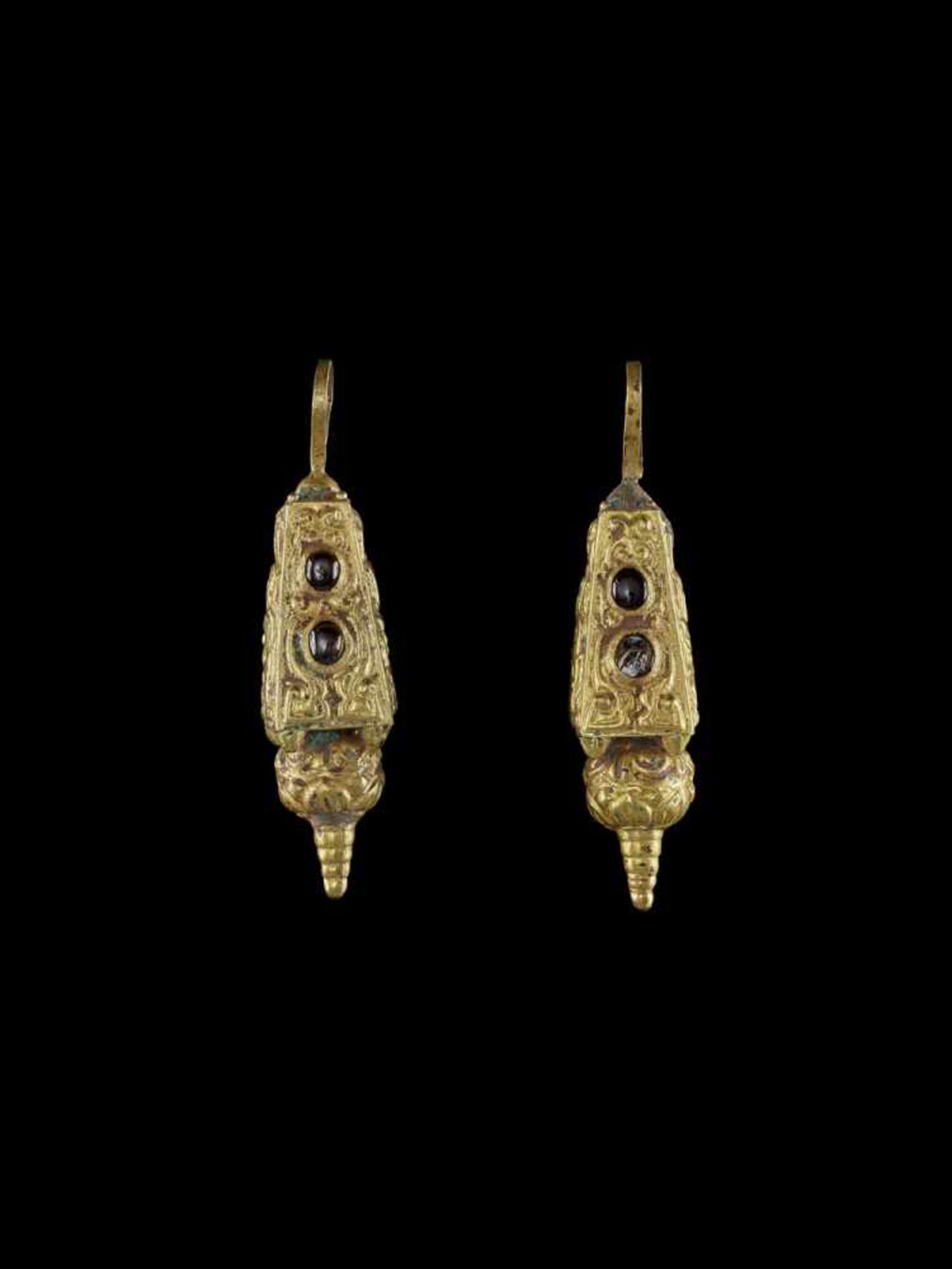 A PAIR OF CHAM REPOUSSÉ GOLD EAR ORNAMENTS WITH GANESHA DANCING Champa, c. 10th – 12th century. - Bild 3 aus 3