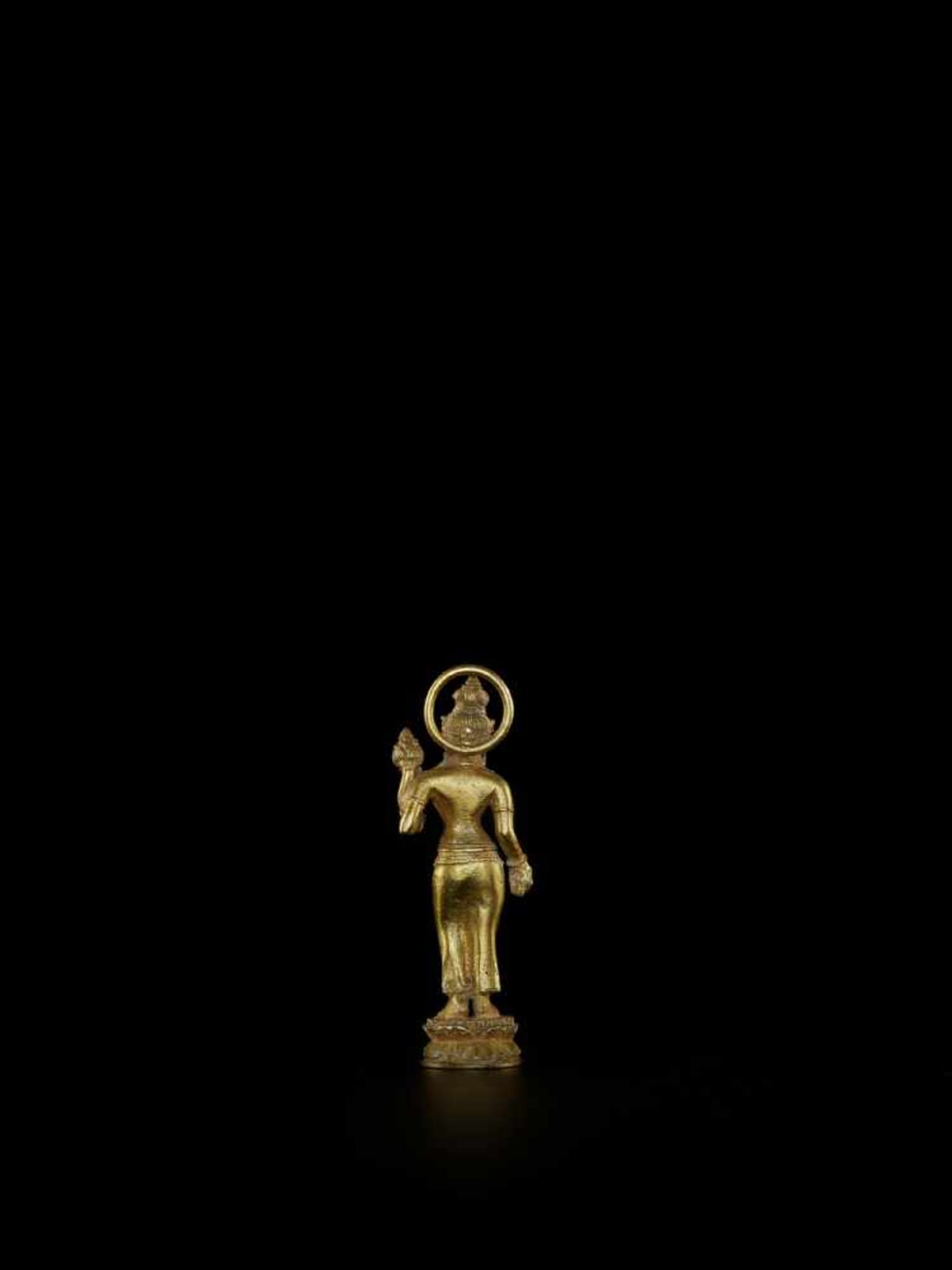 A JAVANESE GOLD FIGURE OF UMA Java, Indonesia, 20th century. The gold-cast figure of the non-Vedic - Bild 4 aus 5