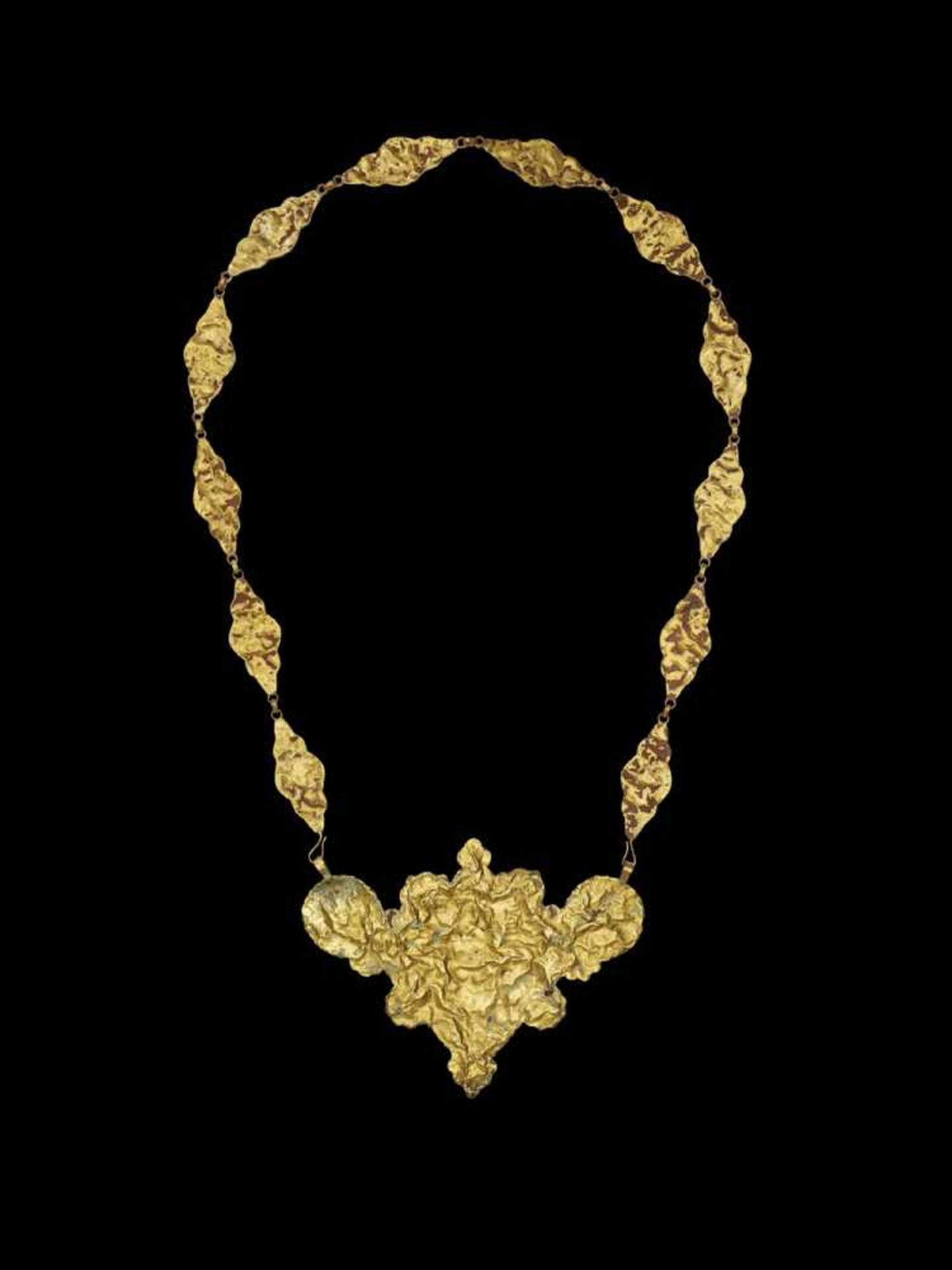 A CHAM REPOUSSÉ GOLD NECKLACE WITH A PECTORAL DEPICTING A HINDU DEITY Central Cham kingdom, - Bild 5 aus 6