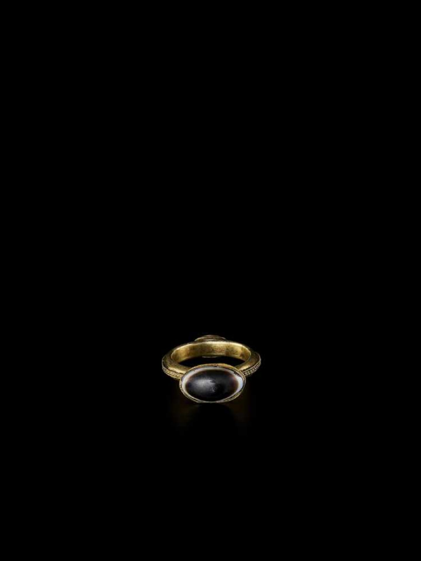 AN ATTRACTIVE GOLD RING WITH EYE AGATE Pakistan, 19th – 20th century. The ring top set with an agate