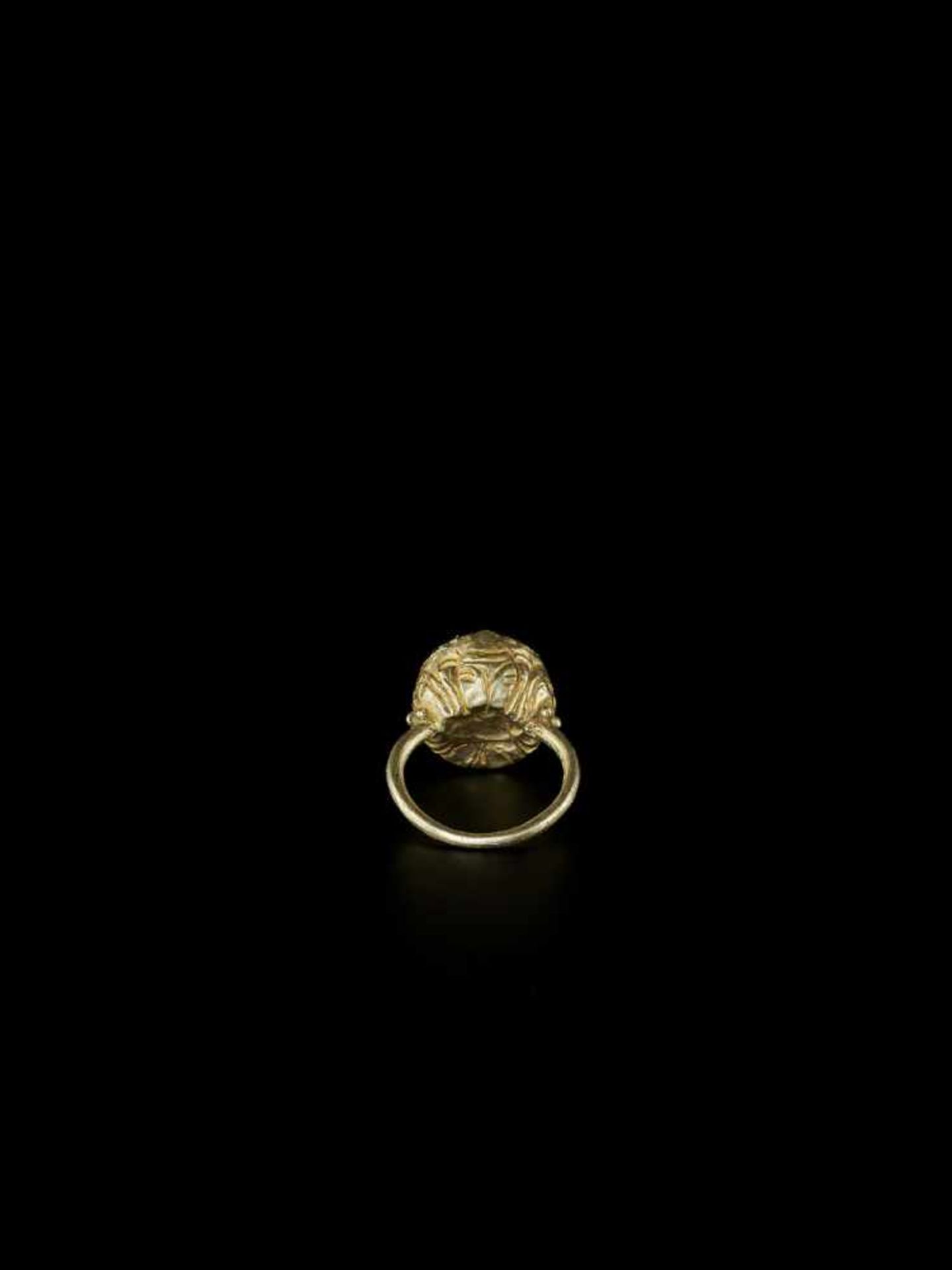 A CHAM GOLD RING WITH A BLACK STONE Champa, c. 12th century. The gold ring topped with a round - Bild 3 aus 4