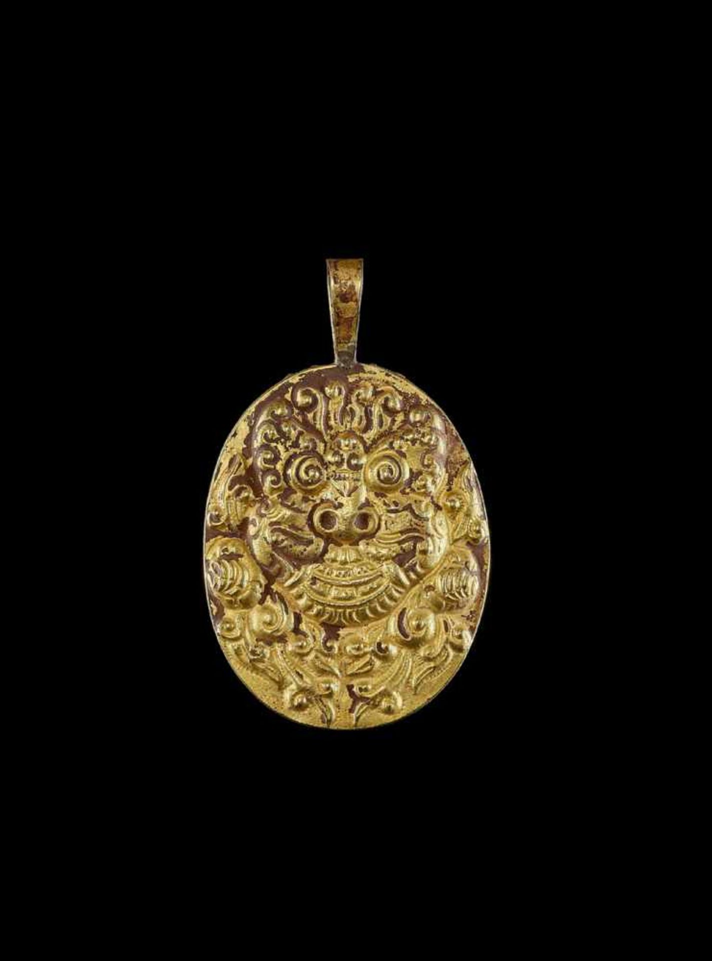 A CHAM REPOUSSÉ GOLD PENDANT WITH STONE INTAGLIO DEPICTING A HINDU DEITY Central or southern Cham - Image 4 of 5