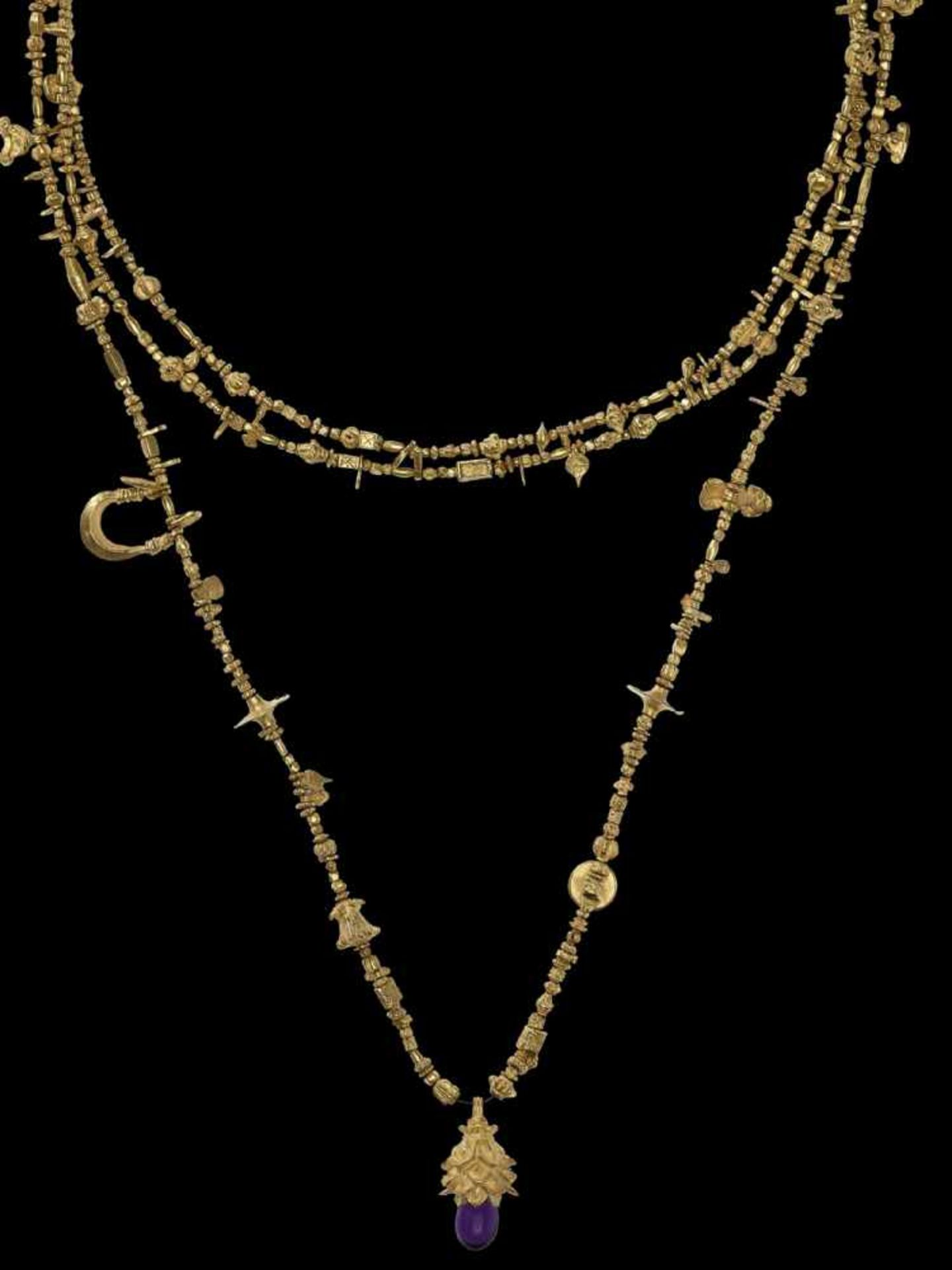 A LONG INDIAN GOLD NECKLACE WITH A LOTUS PENDANT AND AMETHYST India, 19th century. A superb necklace - Bild 2 aus 6