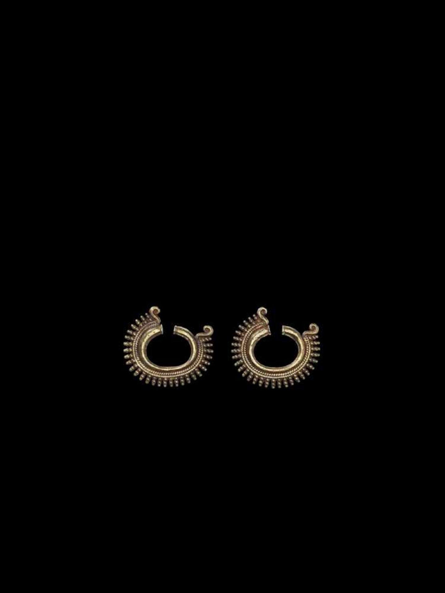 A PAIR OF OPEN RING-SHAPED MINDANAO GOLD EAR ORNAMENTS Philippines, Mindanao, 8th – 13th century. - Bild 4 aus 4