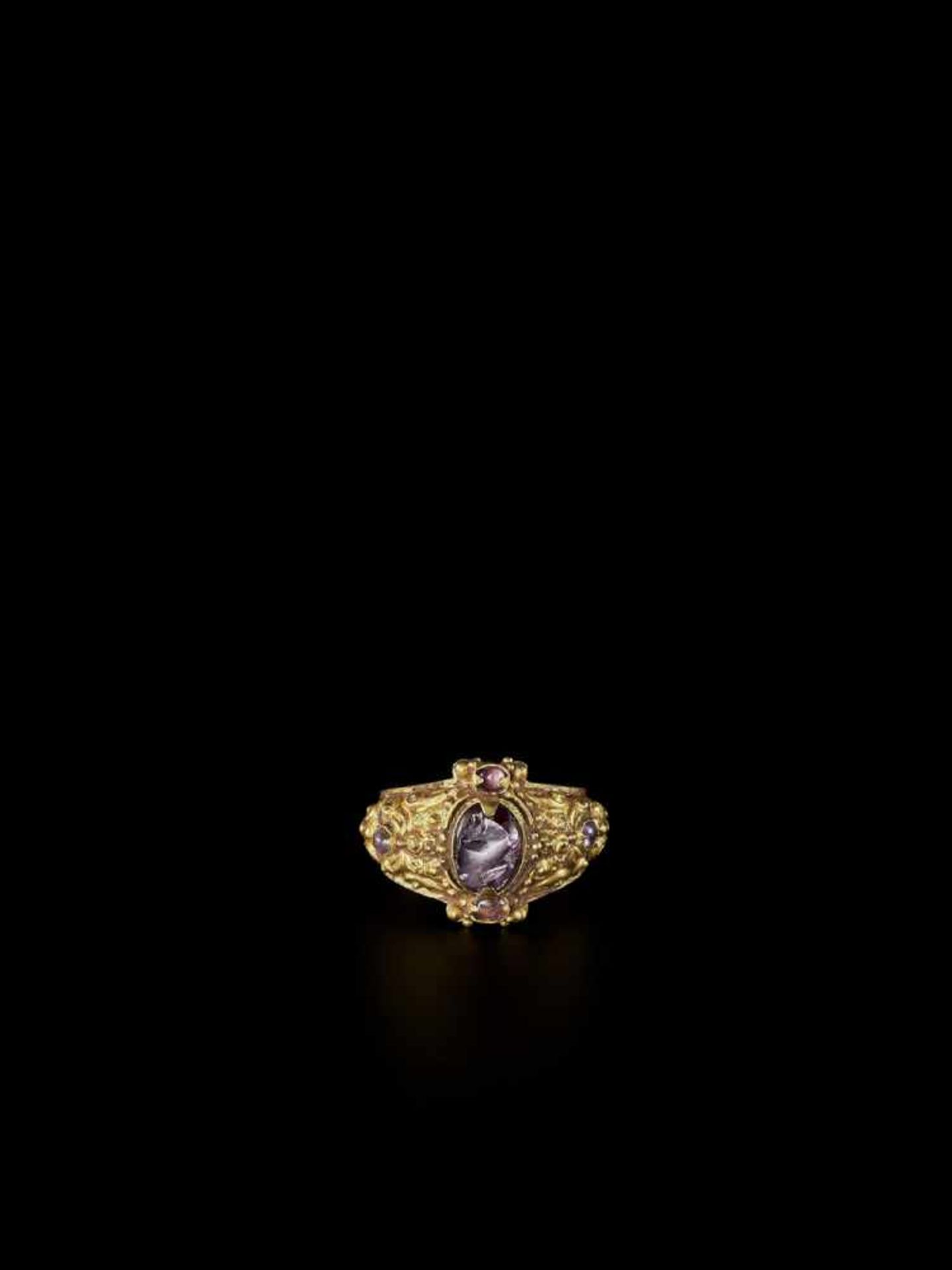 A CHAM REPOUSSÉ GOLD RING WITH AMETHYSTS Champa, c. 10th – 12th century. The richly decorated ring - Bild 2 aus 5