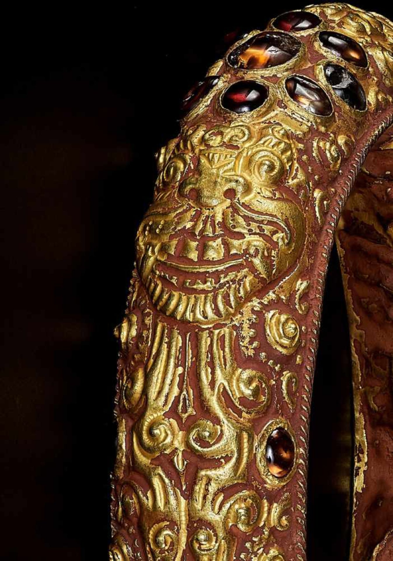 A CHAM REPOUSSÉ GOLD BRACELET WITH A GEMSTONE FLOWER AND GUARDIAN LIONS Champa, classical period, - Bild 2 aus 5