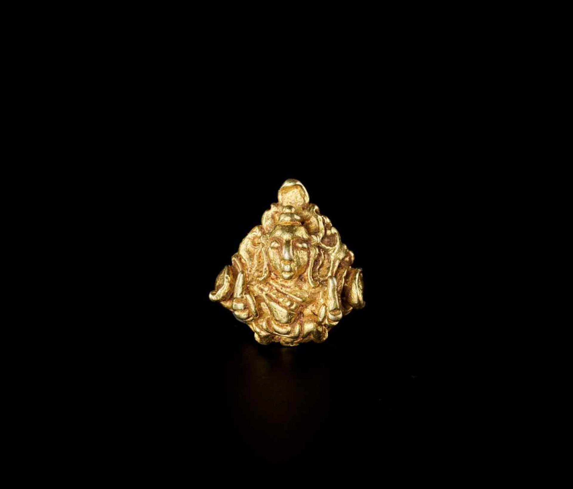 A JAVANESE GOLD EAR ORNAMENT DEPICTING SHIVA Central Java, 9th – 10th century. The gold-cast earring - Bild 6 aus 6