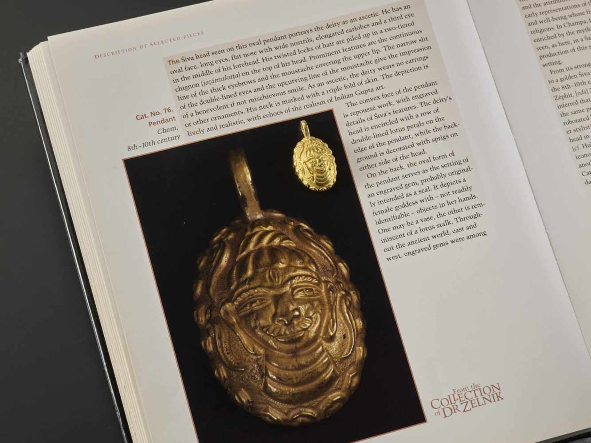 A CHAM GOLD PENDANT WITH STONE INTAGLIO DEPICTING SHIVA AND A HINDU DEITY Champa, early classical - Image 2 of 6